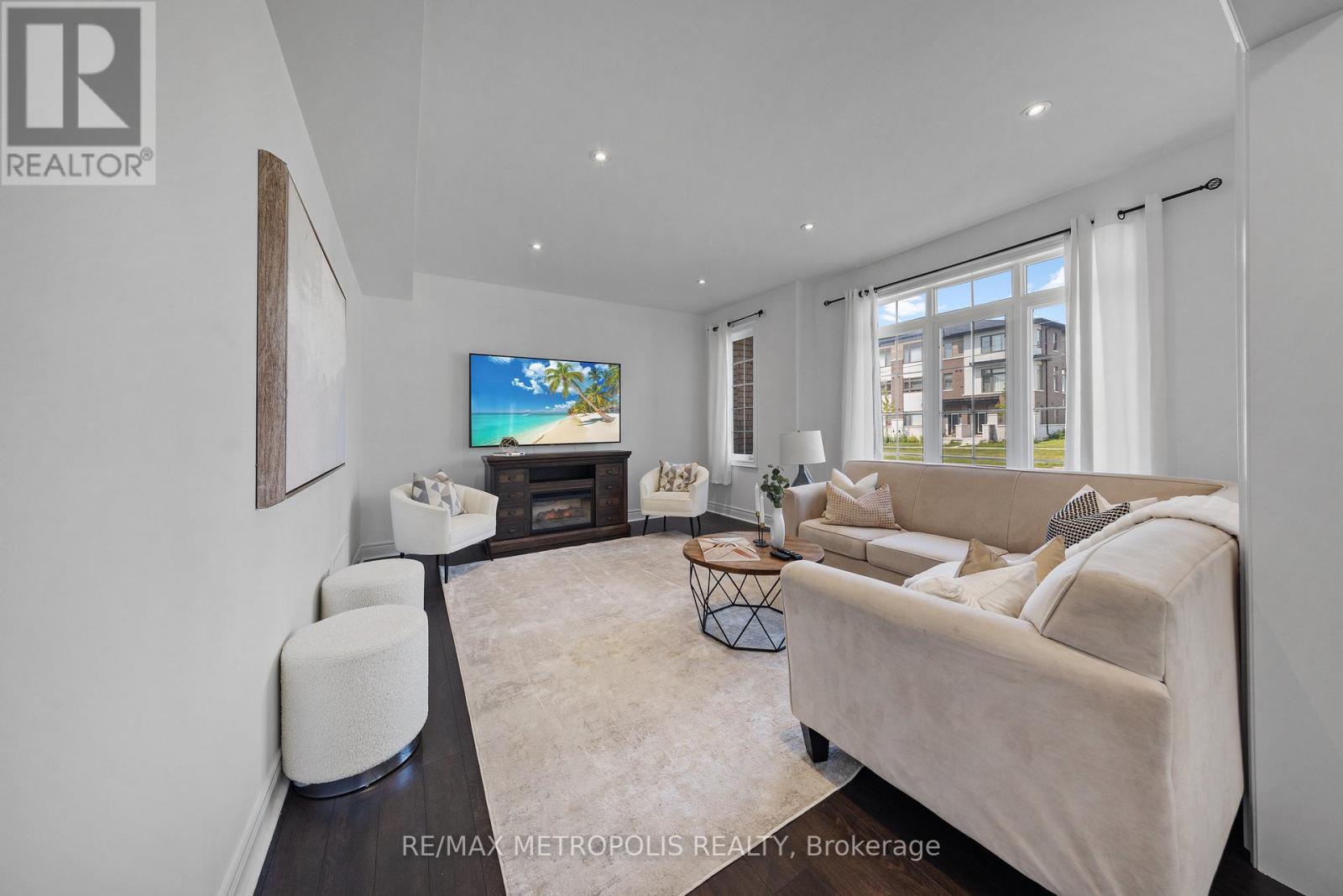 #19 -285 FINCH AVE, #19