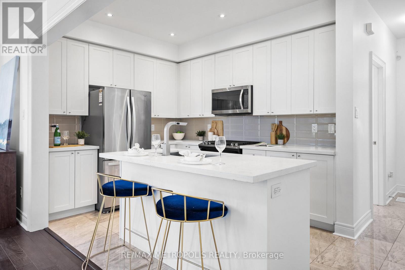 #19 -285 FINCH AVE, #19