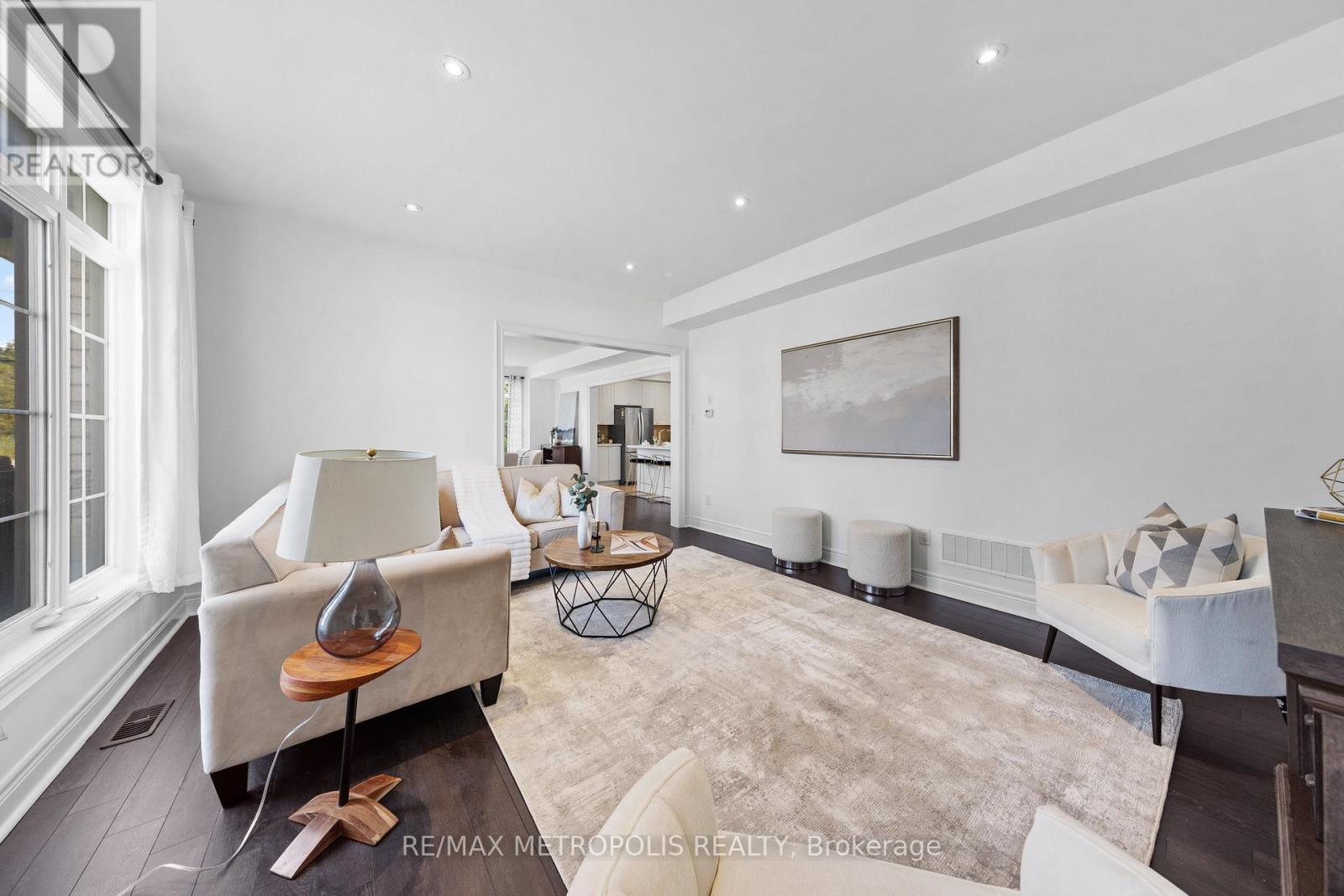#19 -285 FINCH AVE, #19