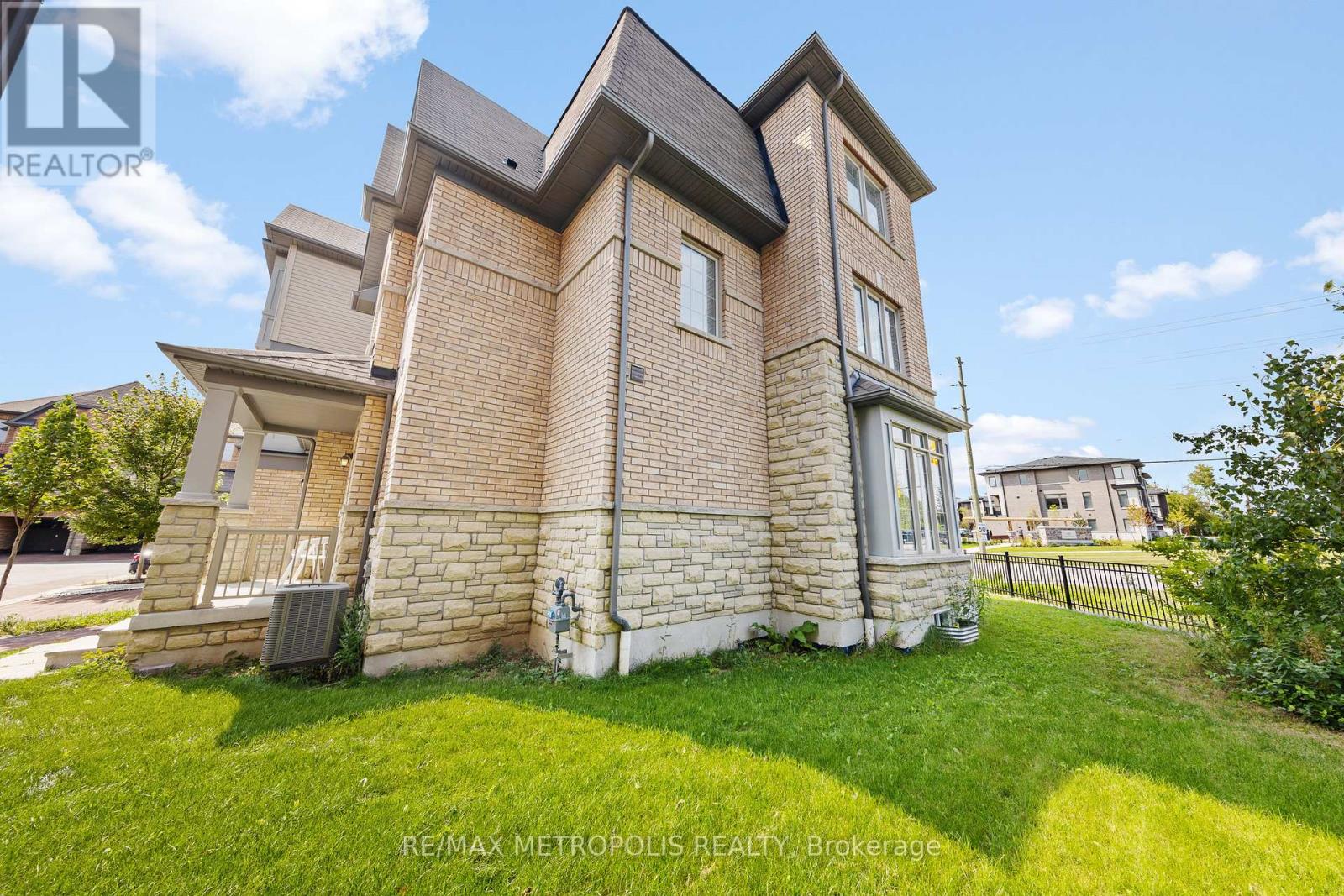 #19 -285 FINCH AVE, #19