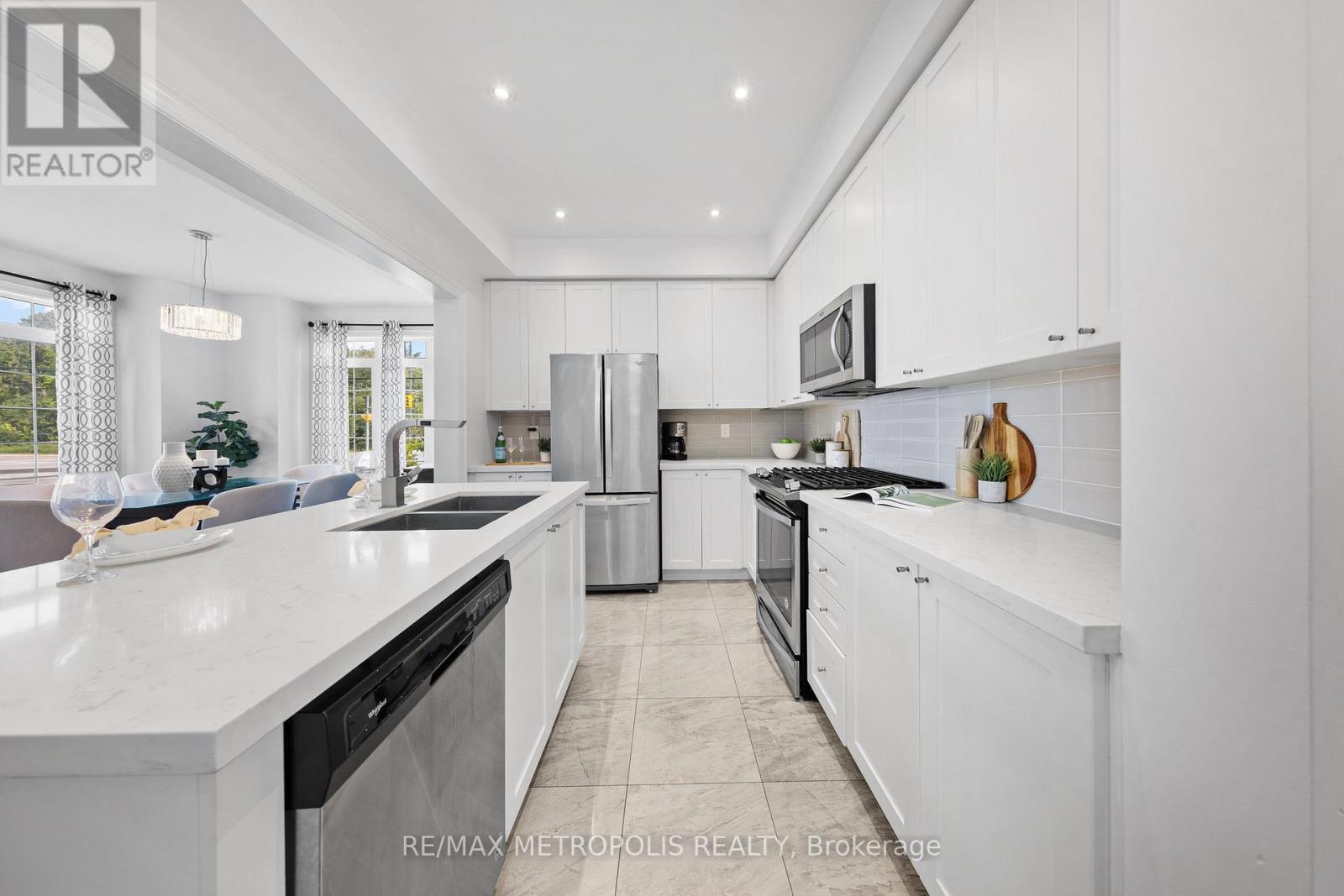 #19 -285 FINCH AVE, #19