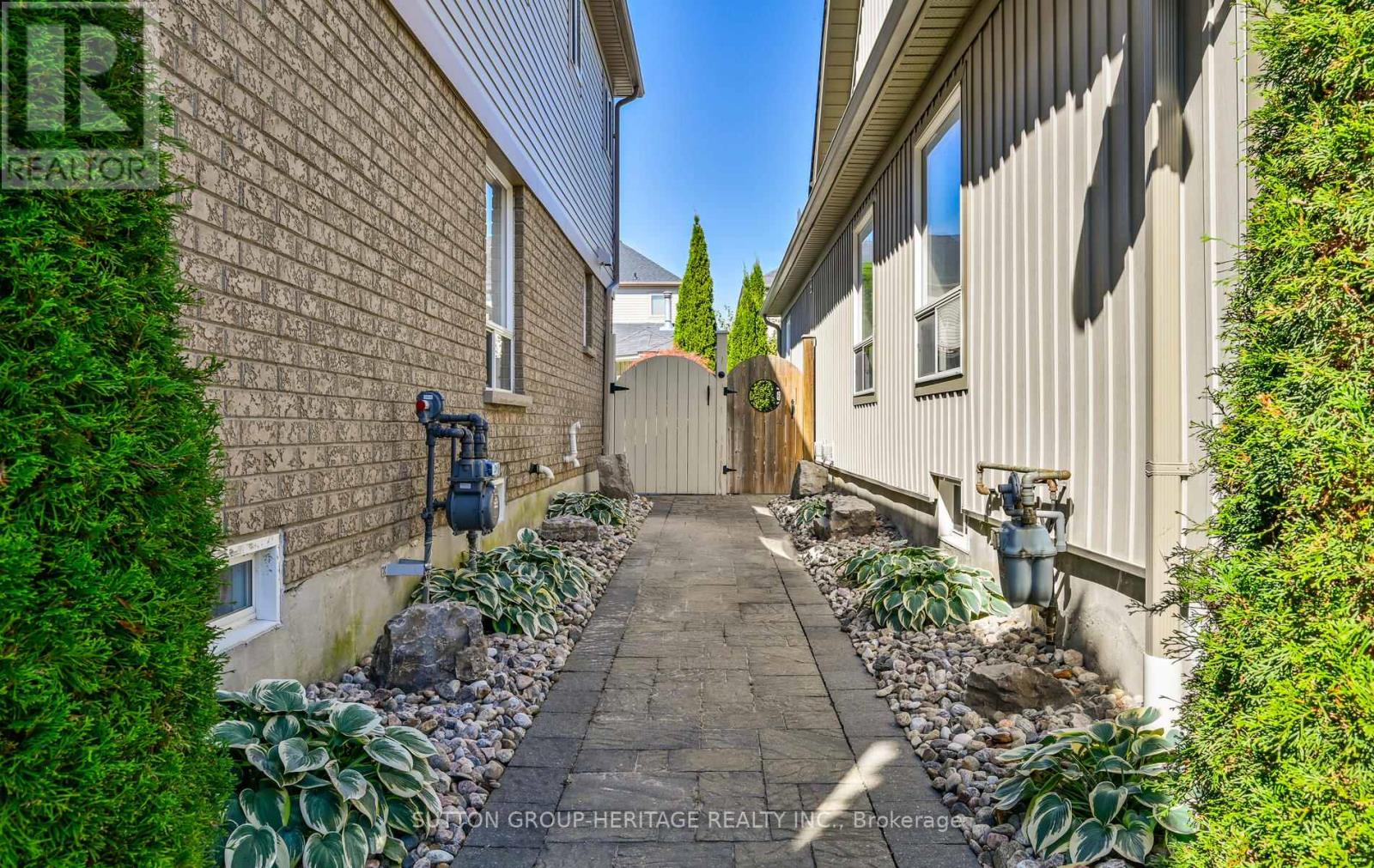 8 CLARIDGE CRES
