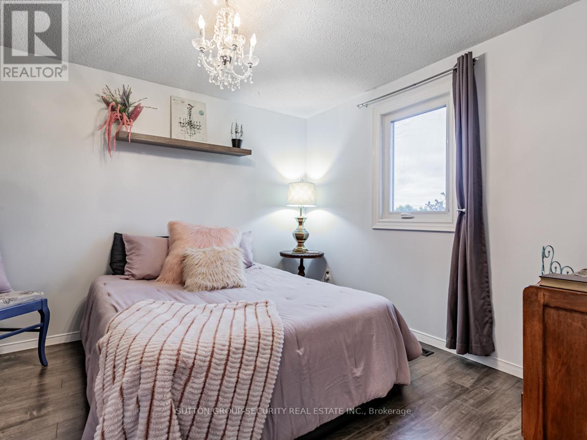 8 PINESTONE CRT