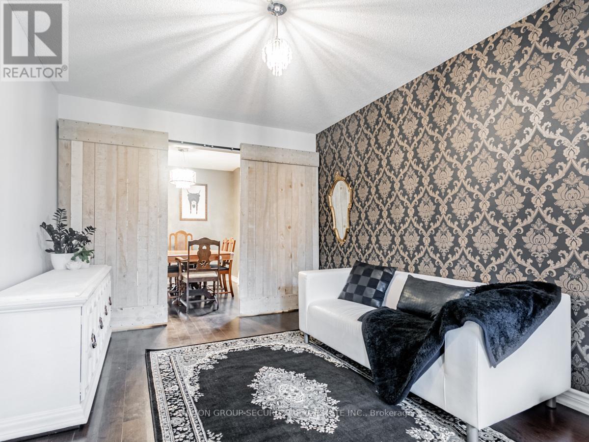8 PINESTONE CRT