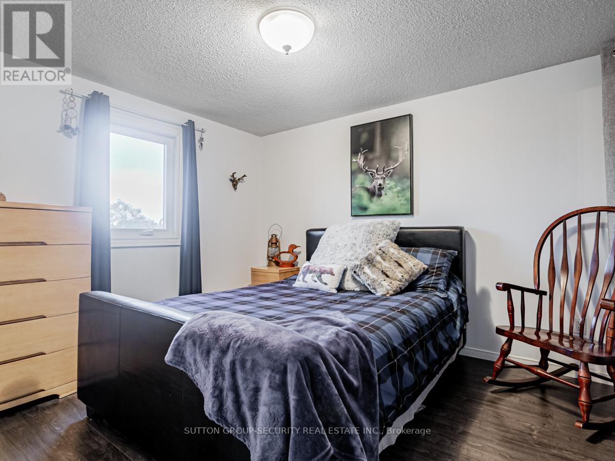 8 PINESTONE CRT