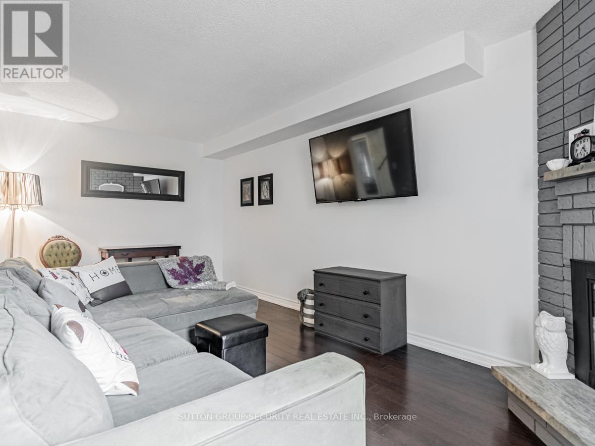 8 PINESTONE CRT