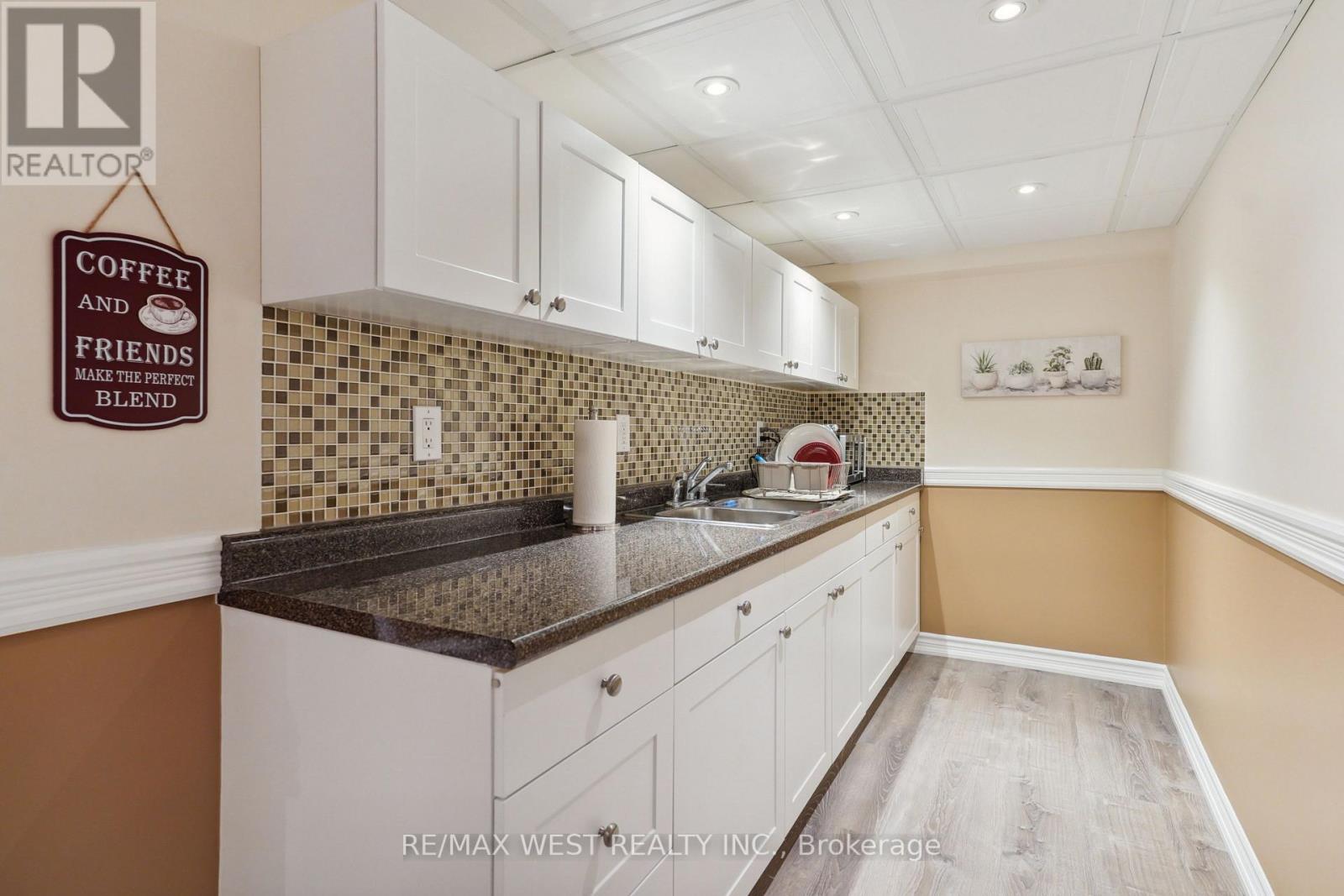 32 VINEYARD AVE
