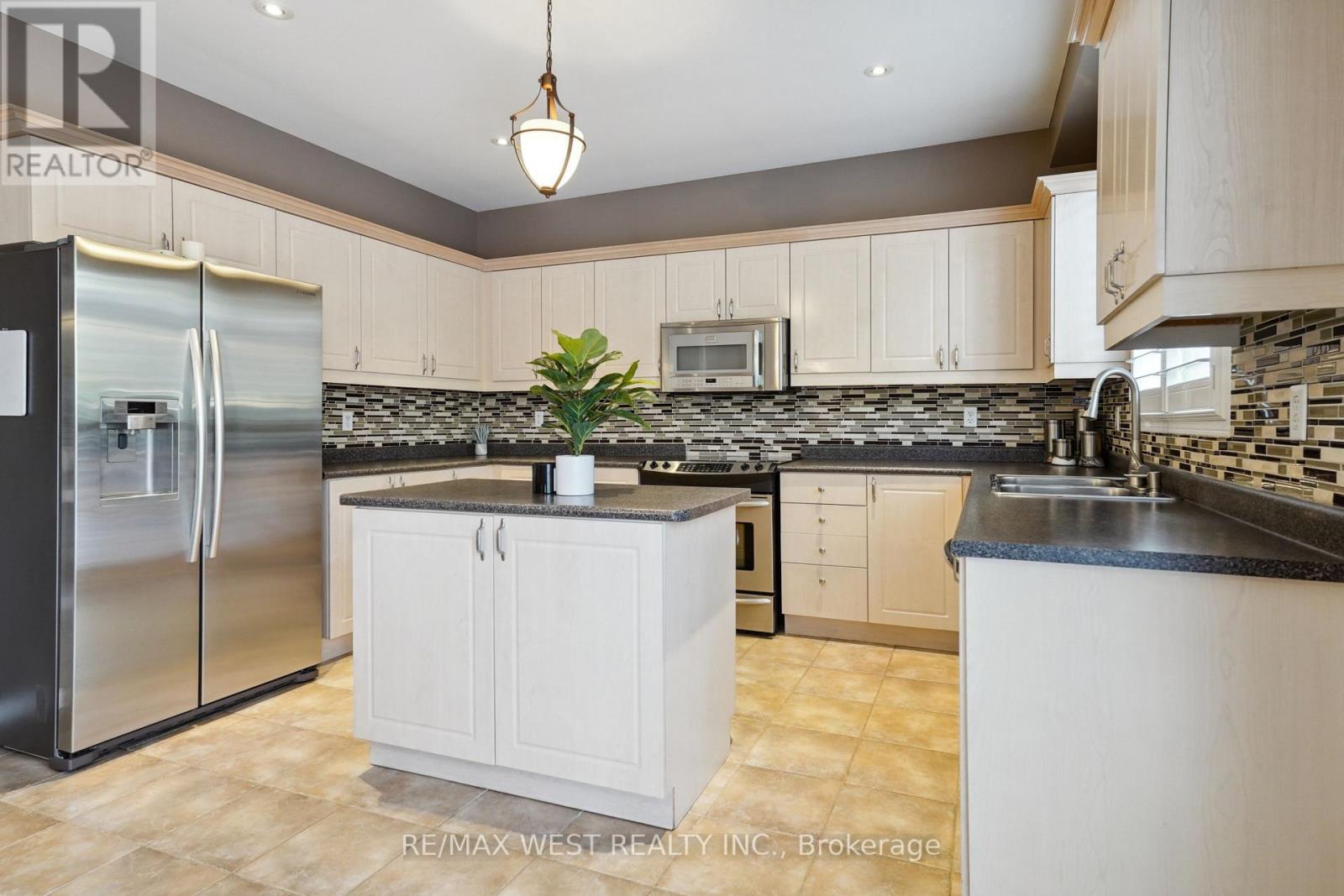 32 VINEYARD AVE
