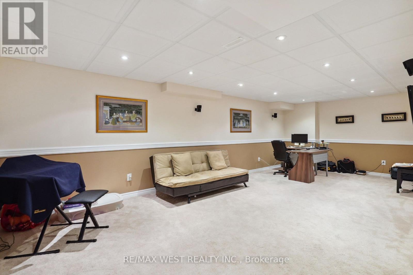 32 VINEYARD AVE