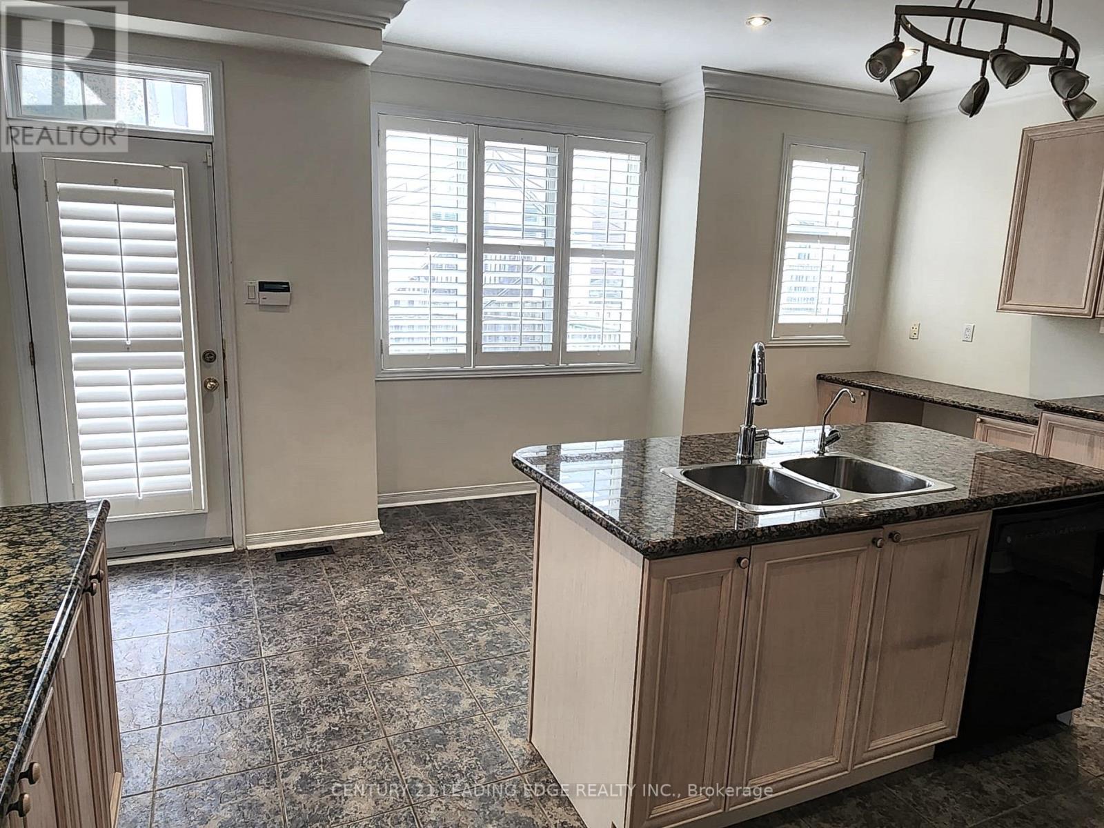 24 CARBERRY CRES