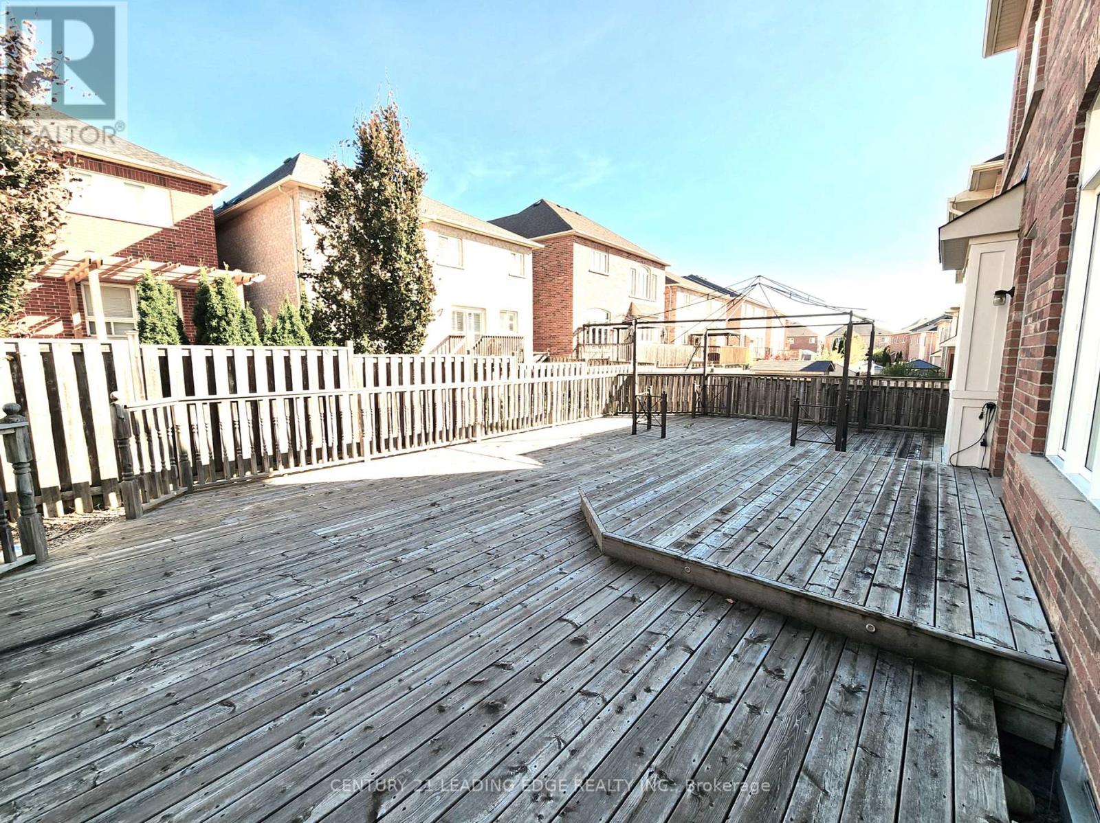 24 CARBERRY CRES