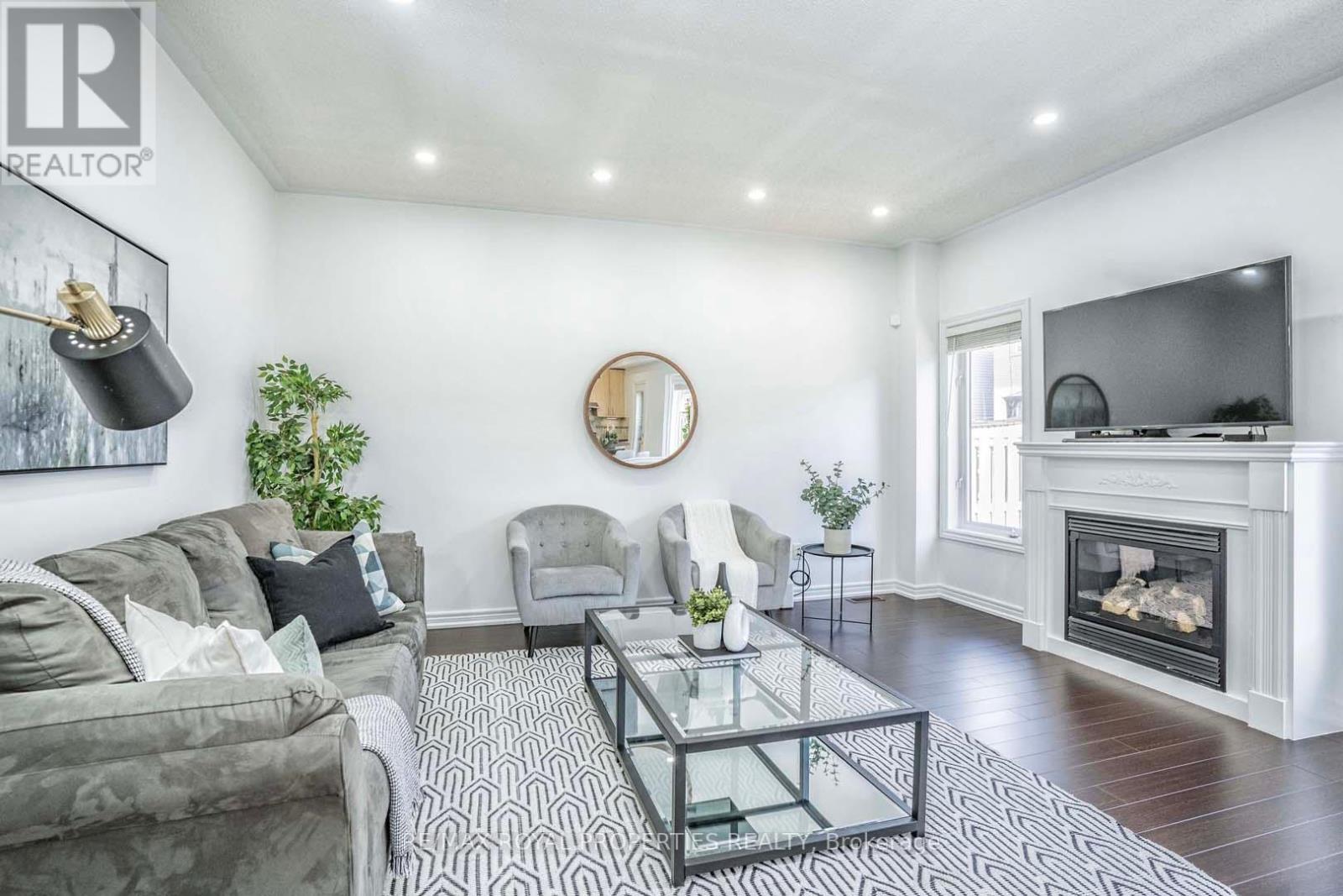 7 LEGGETT DR