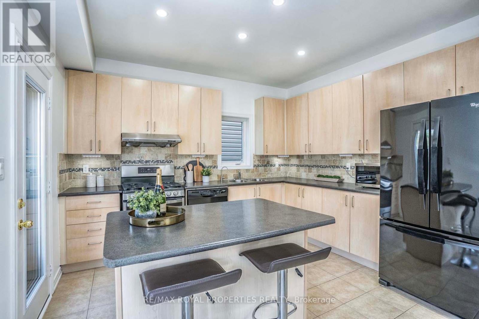 7 LEGGETT DR