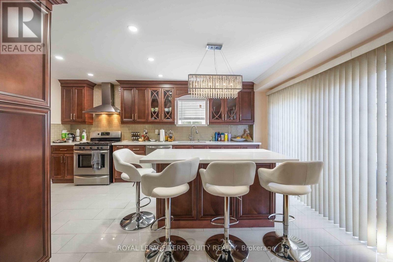 #MAIN -32 SEWARD CRES, #Main