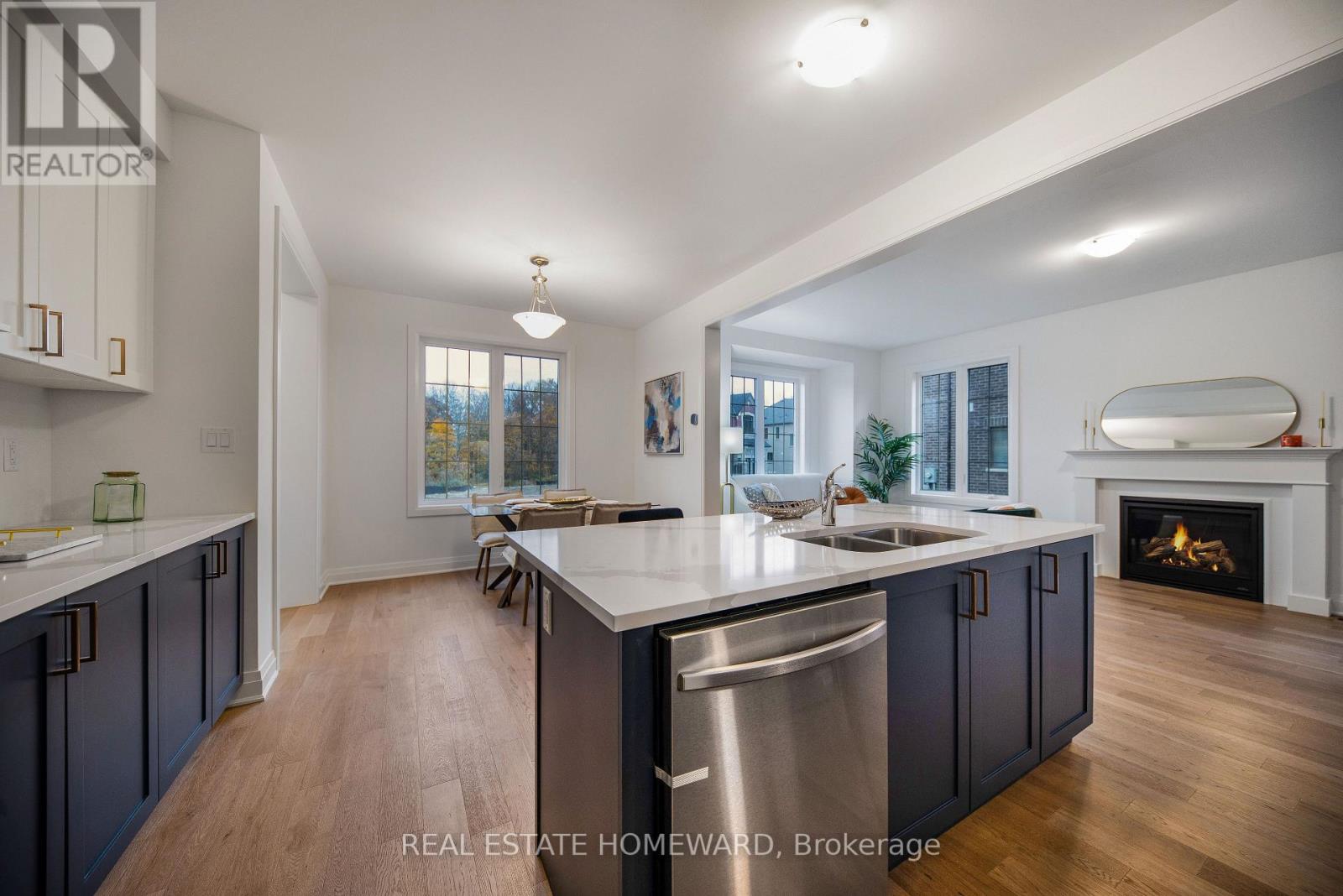 1558 HONEY LOCUST PL