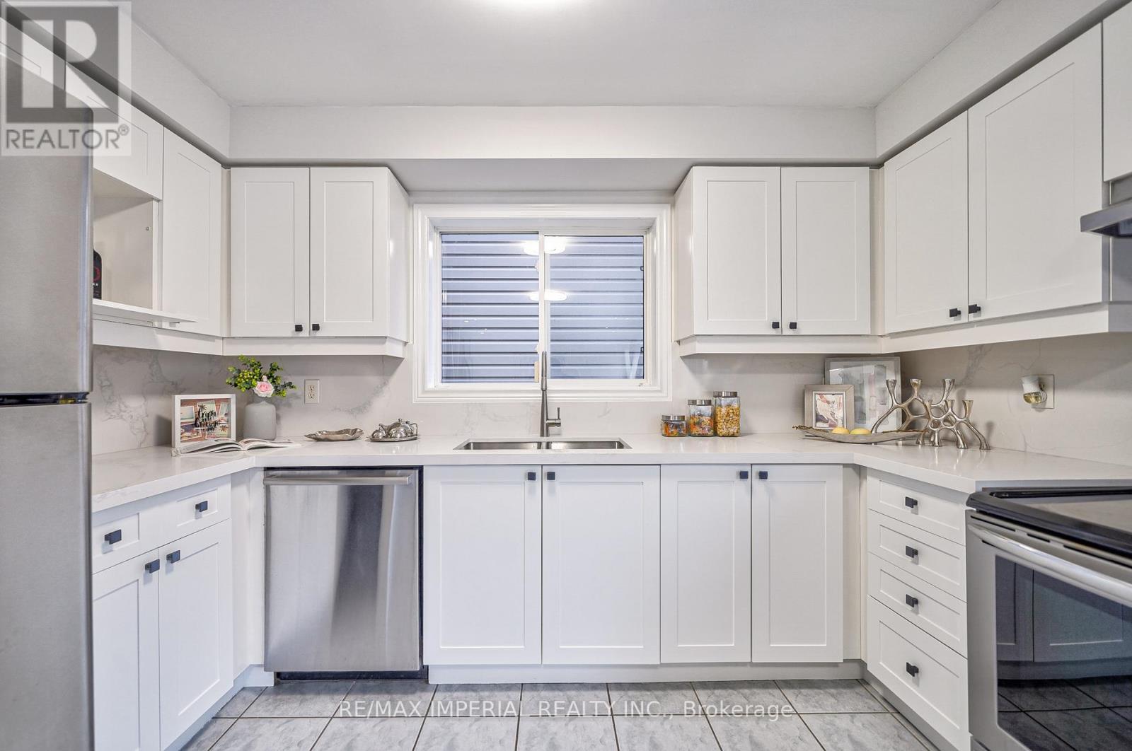 24 HOILE DR