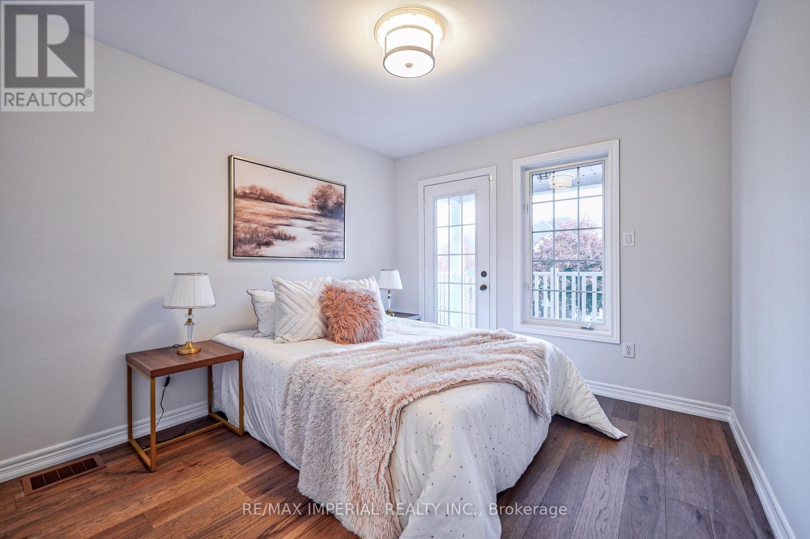 24 HOILE DR