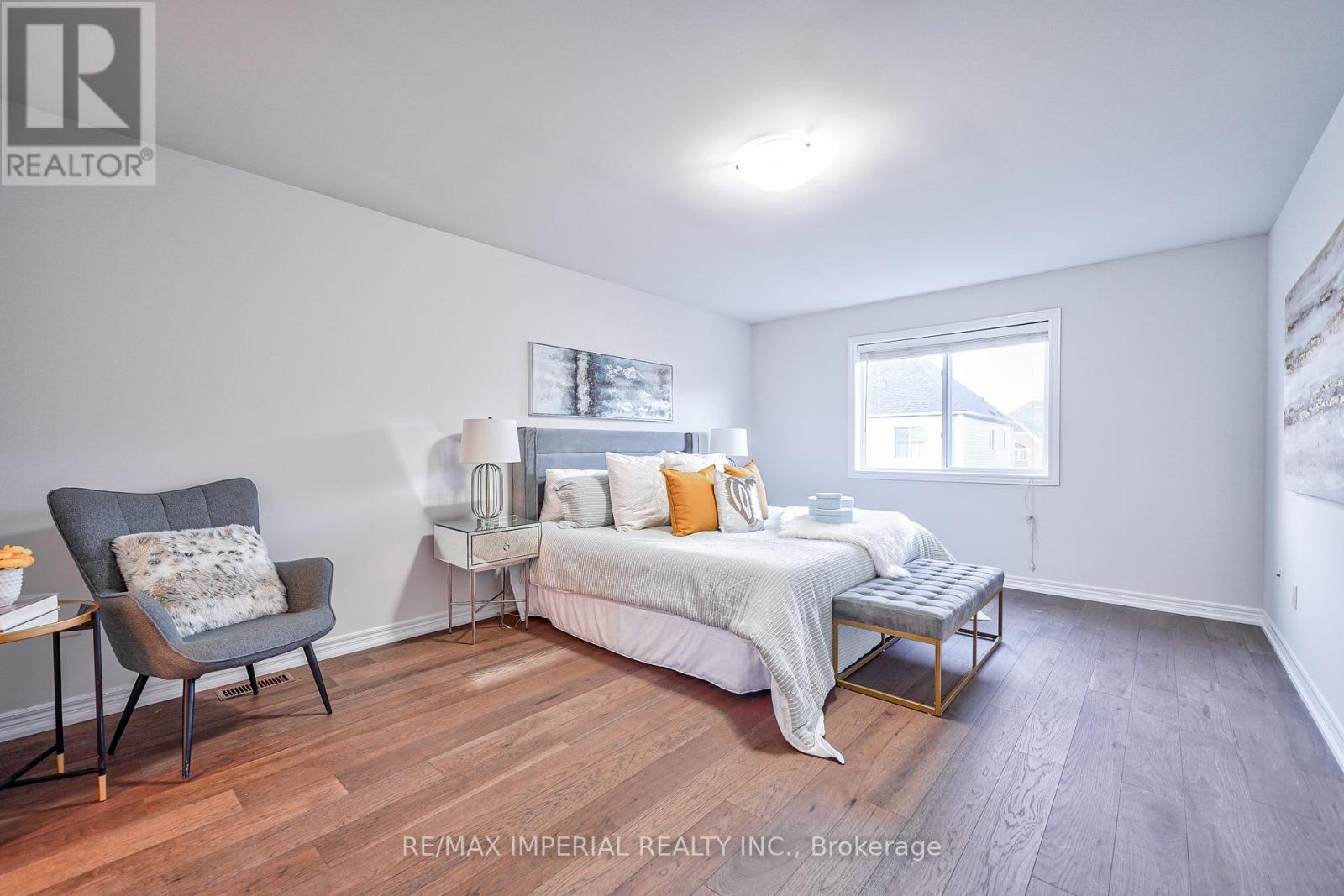 24 HOILE DR