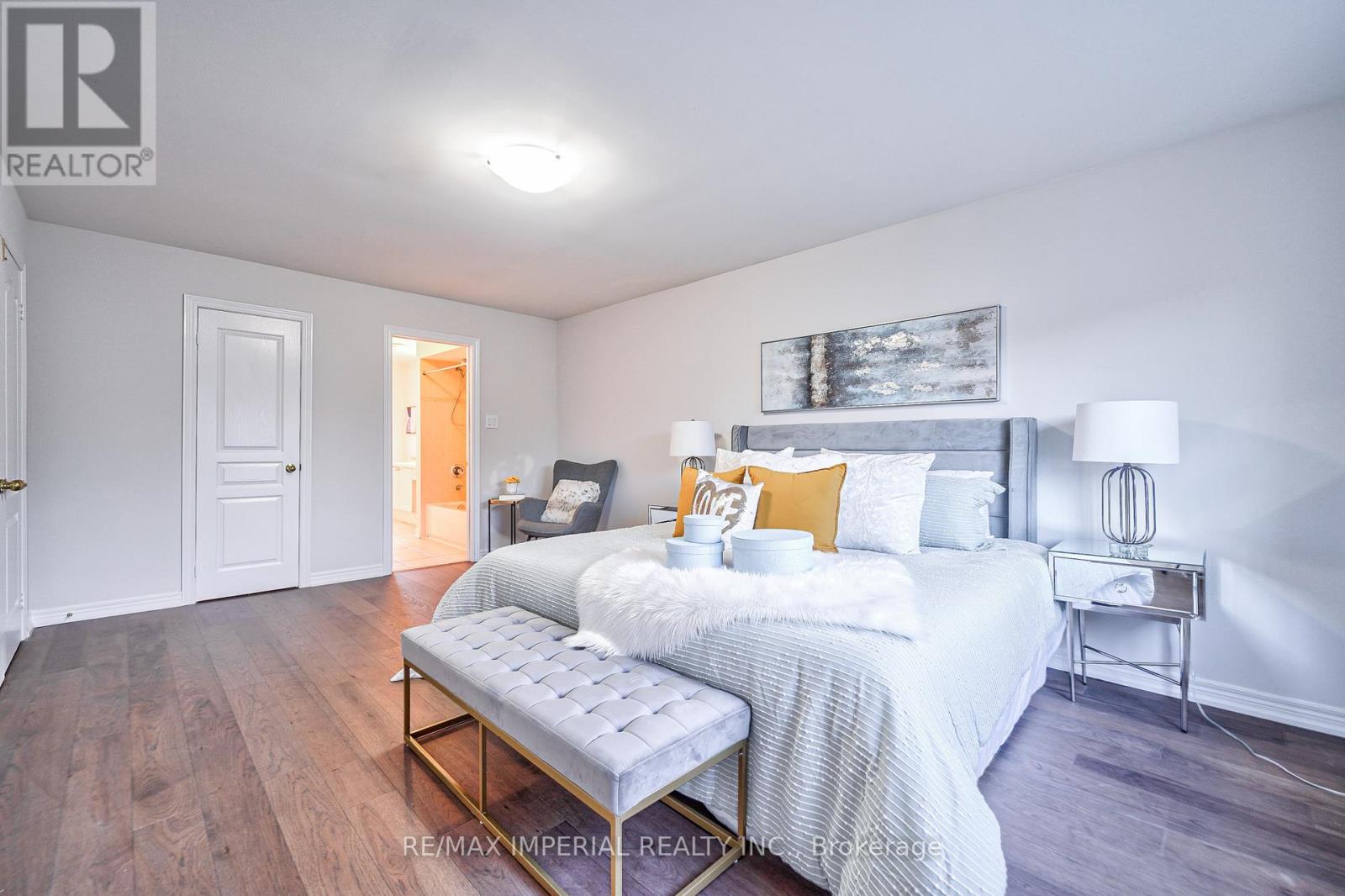 24 HOILE DR