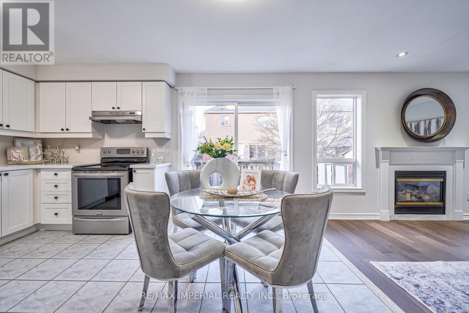 24 HOILE DR
