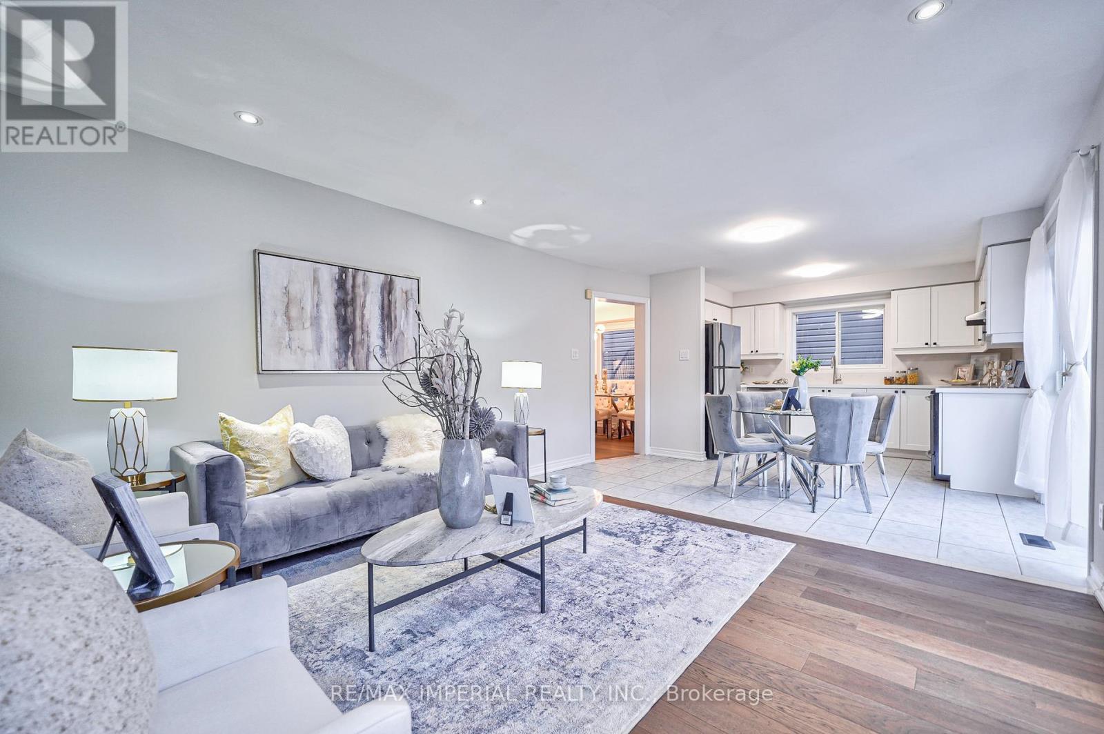 24 HOILE DR