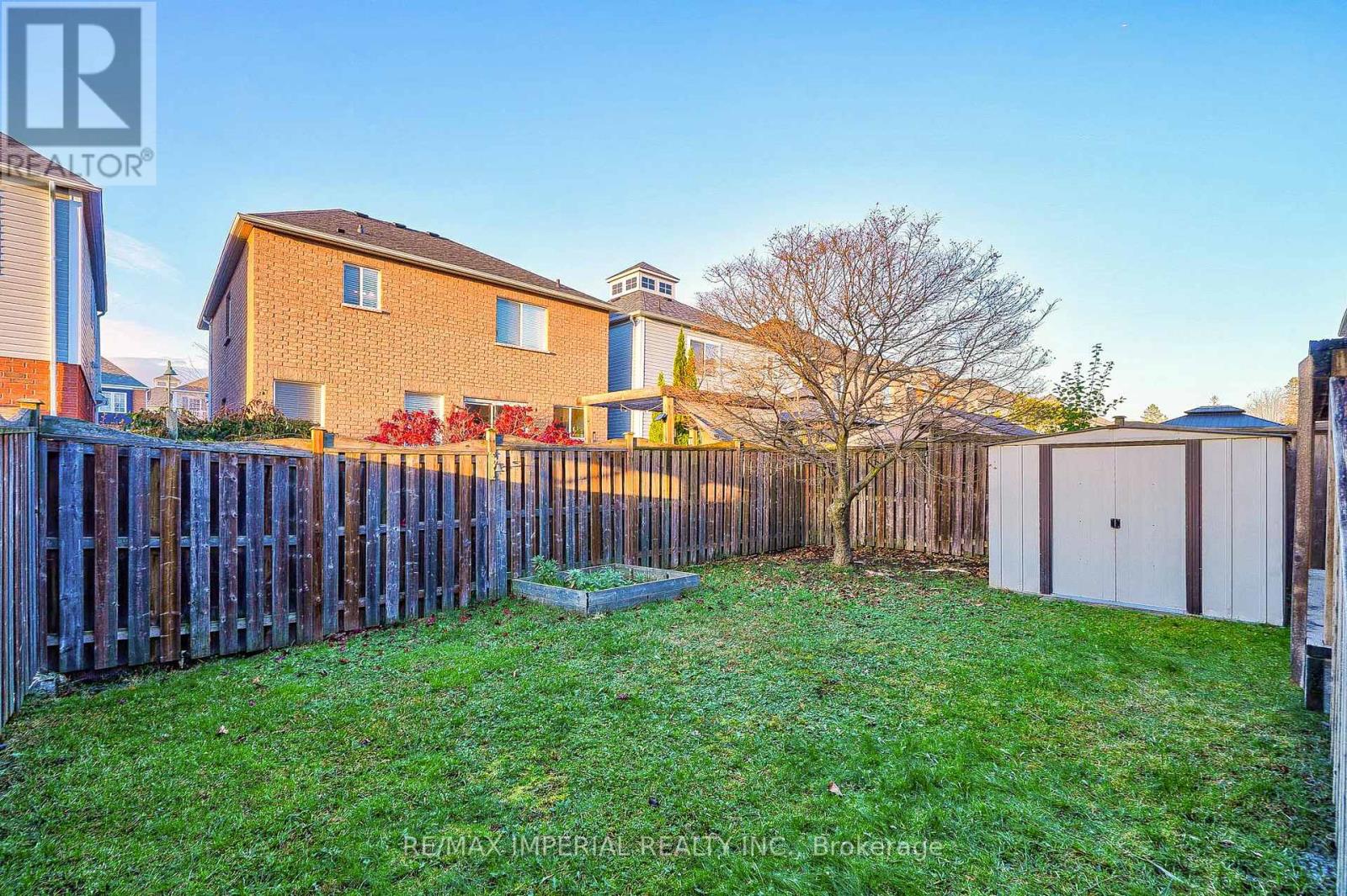 24 HOILE DR