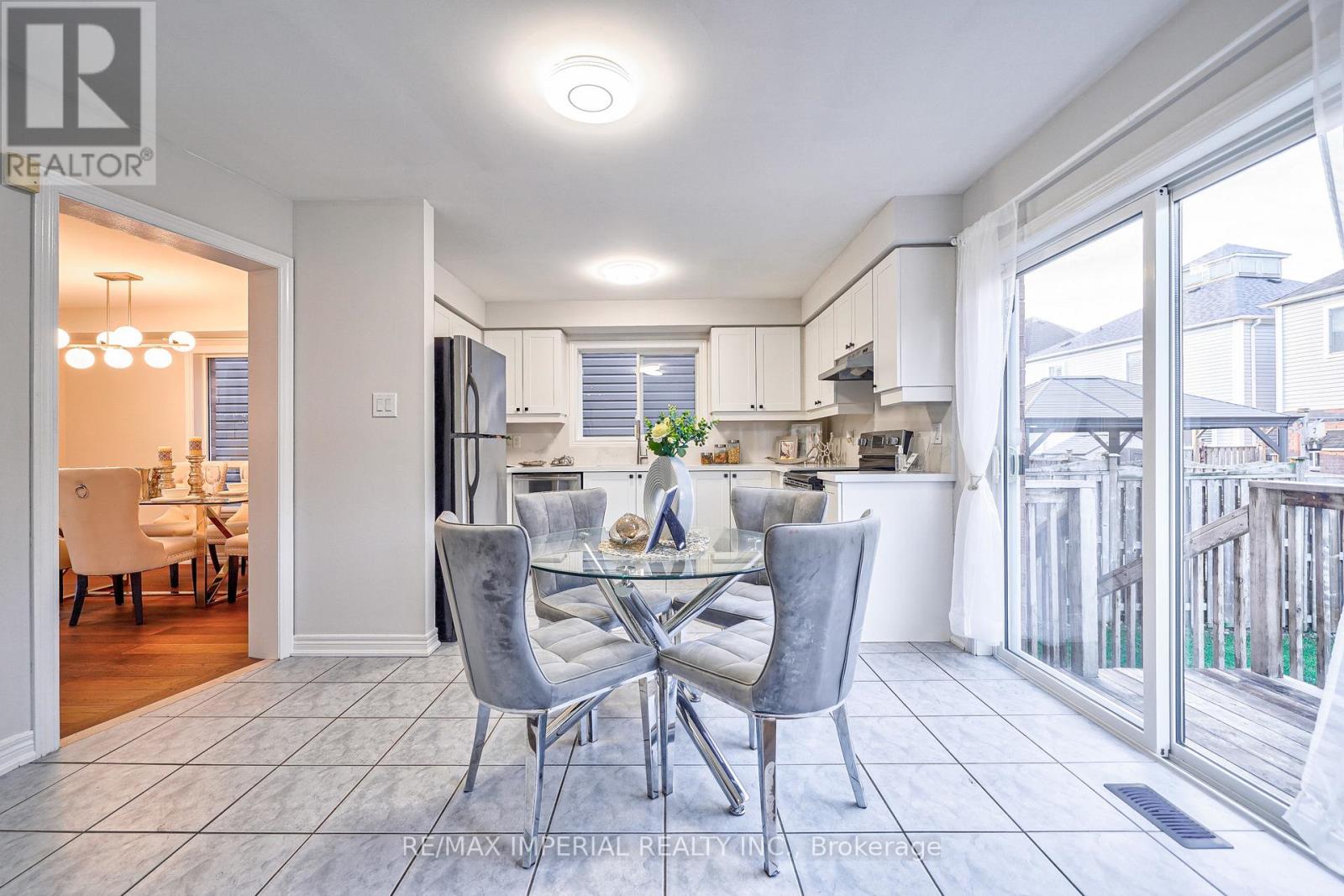 24 HOILE DR