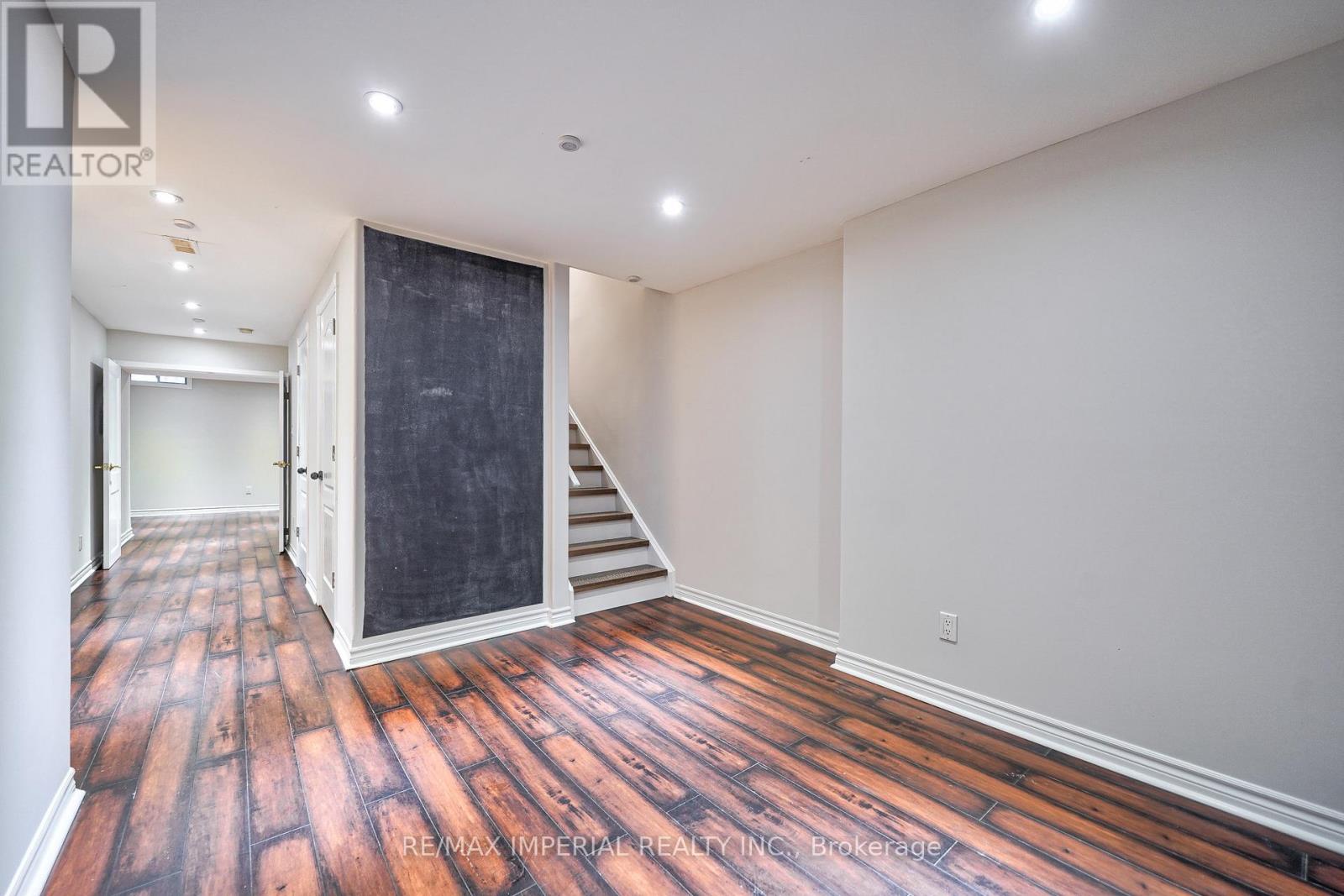 24 HOILE DR