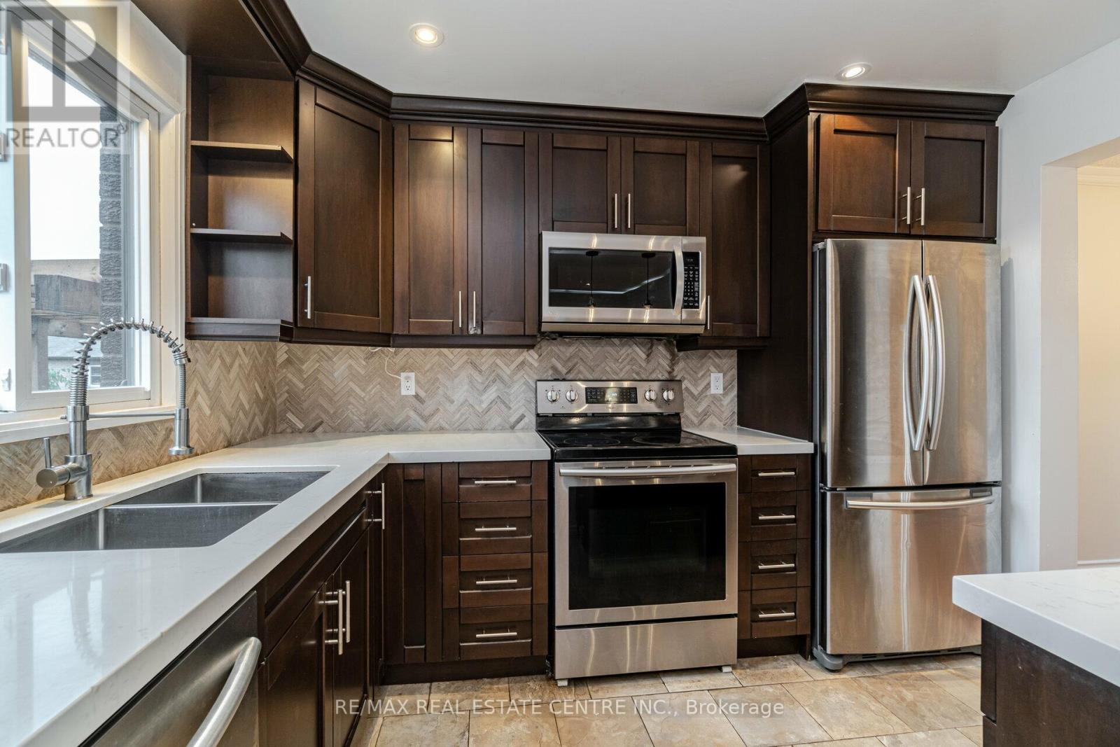 35 FERNBANK PL