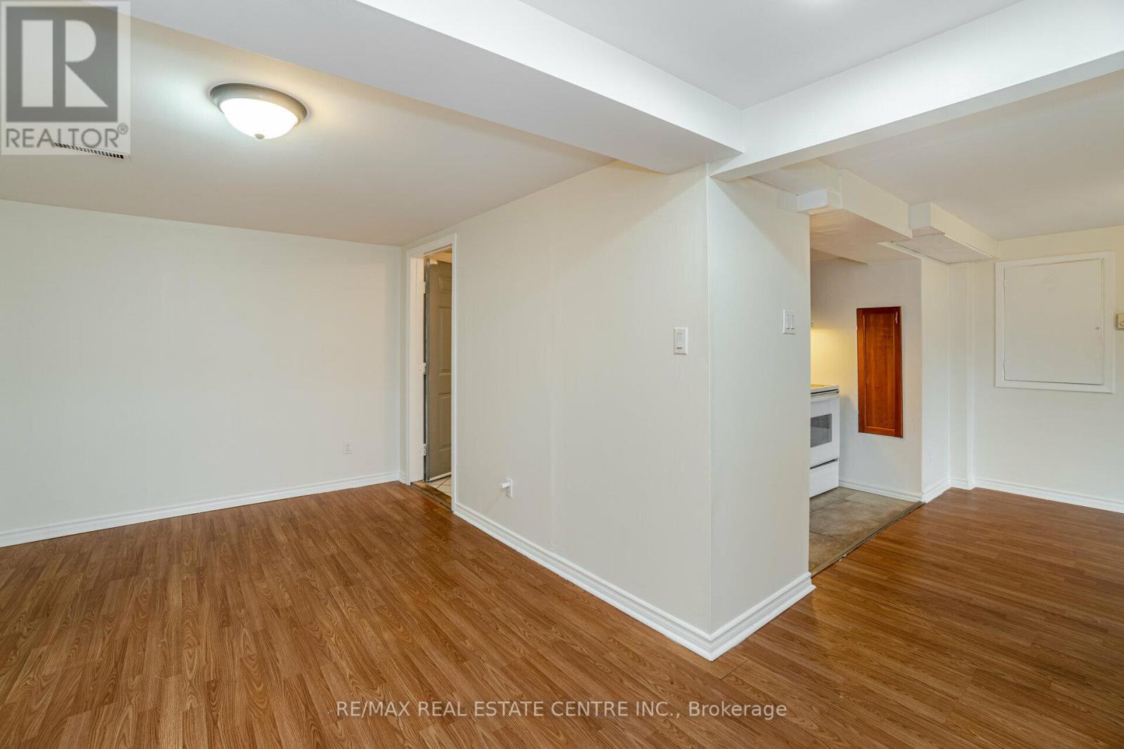 35 FERNBANK PL
