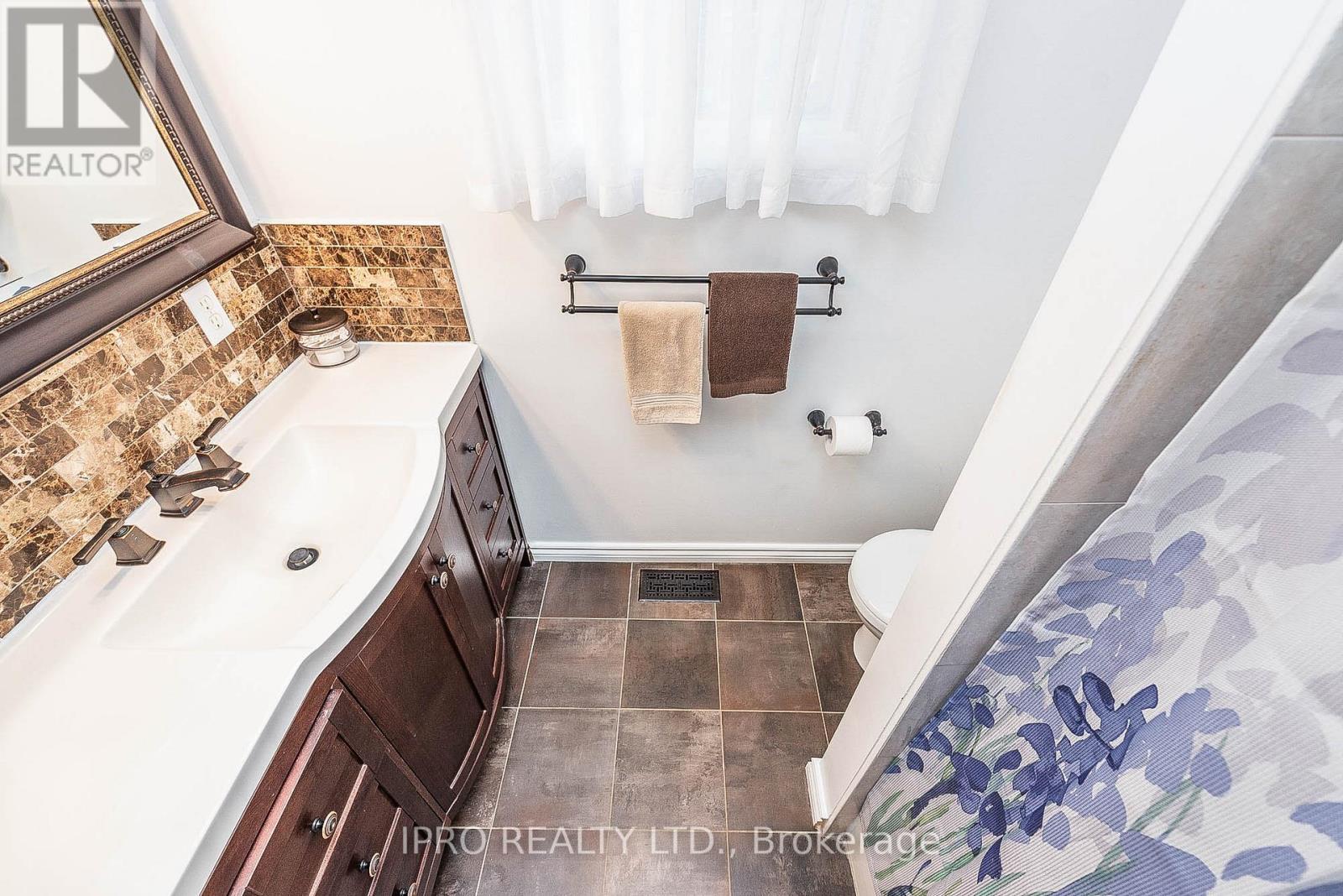 11 MURKAR CRES