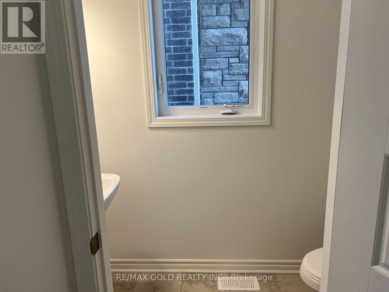 1582 HONEY LOCUST PL