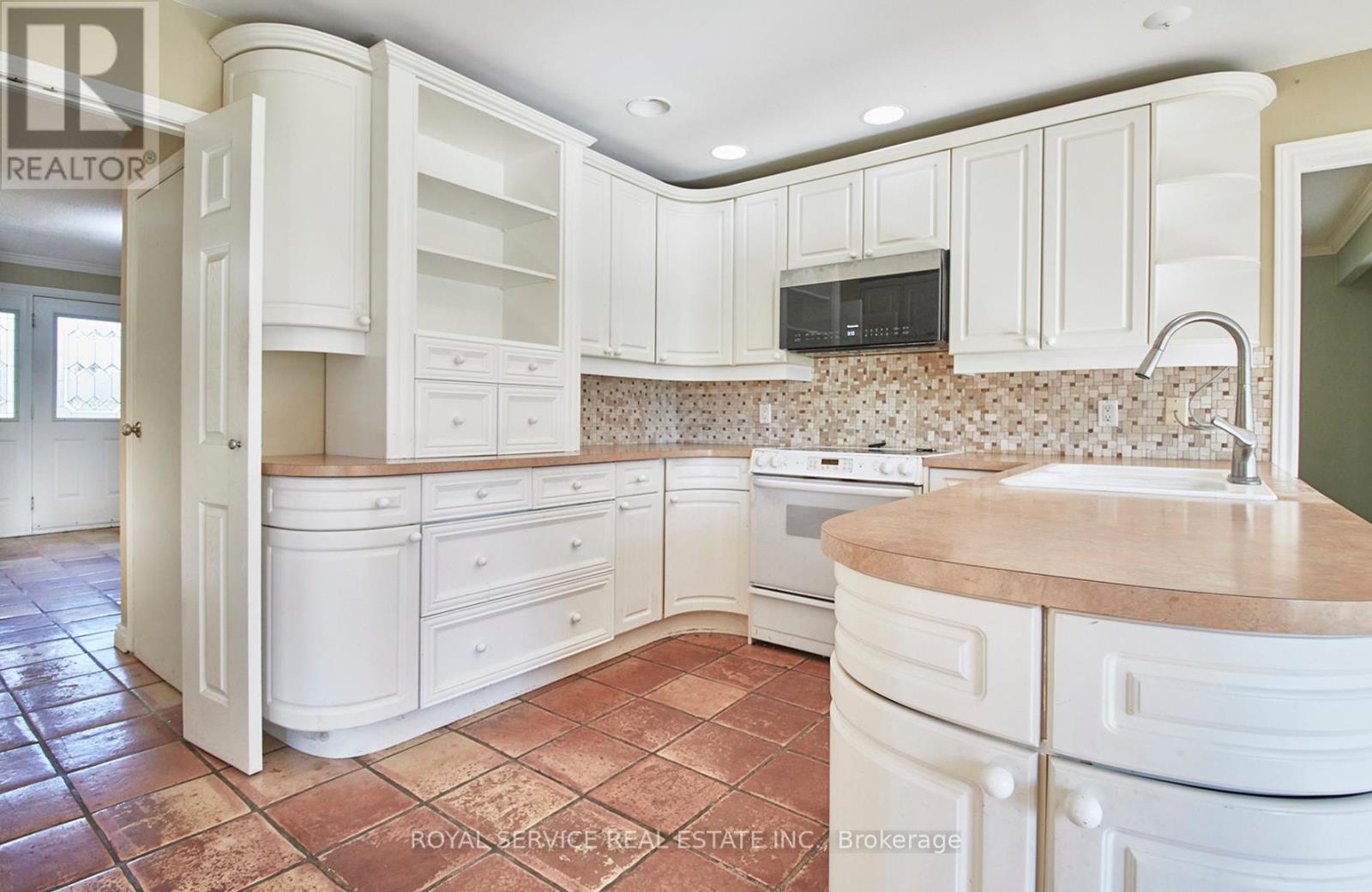650 LAKE RIDGE RD