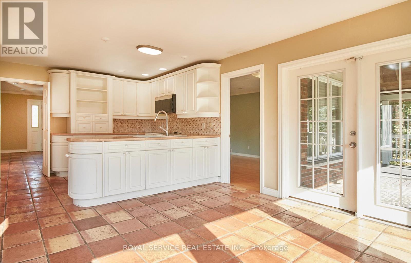 650 LAKE RIDGE RD