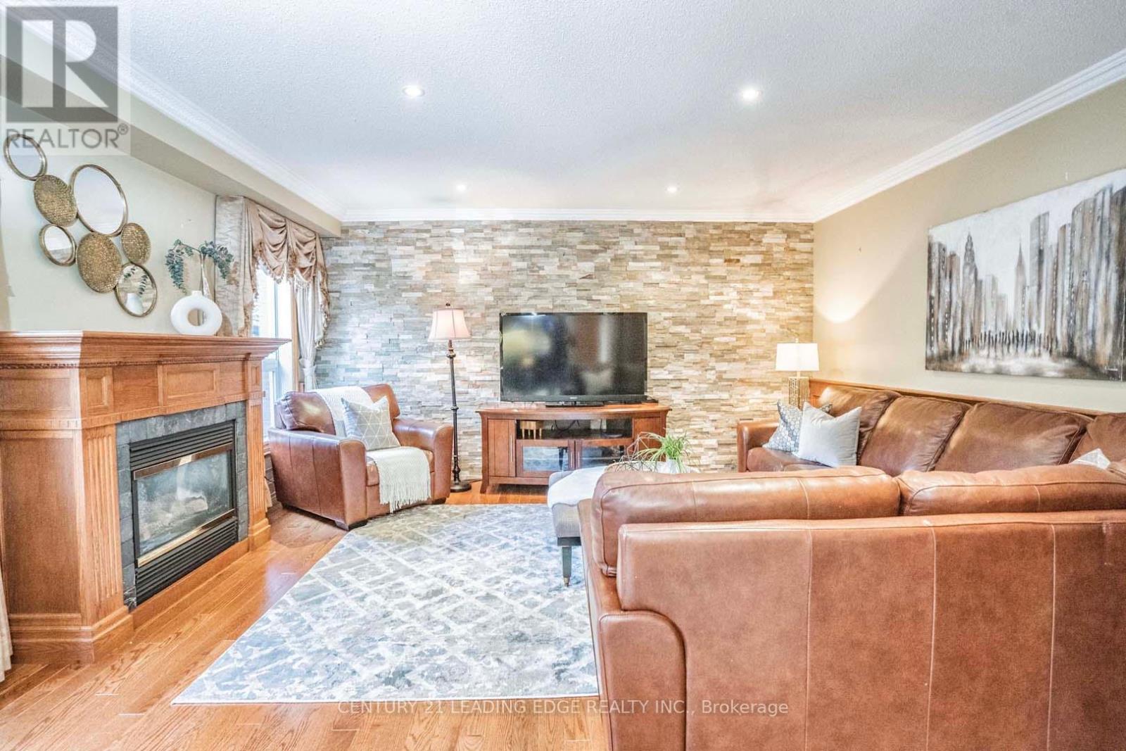 105 HOPKINSON CRES