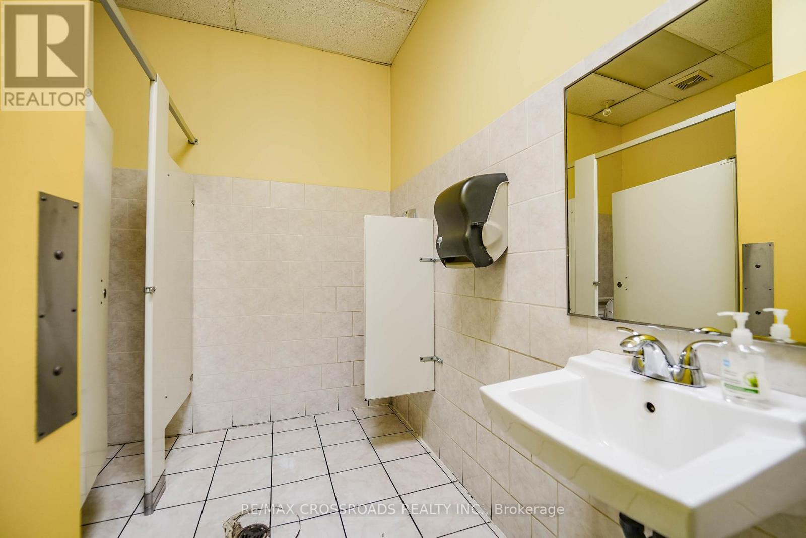 #SUITE 8 -617 VICTORIA ST W, #Suite 8