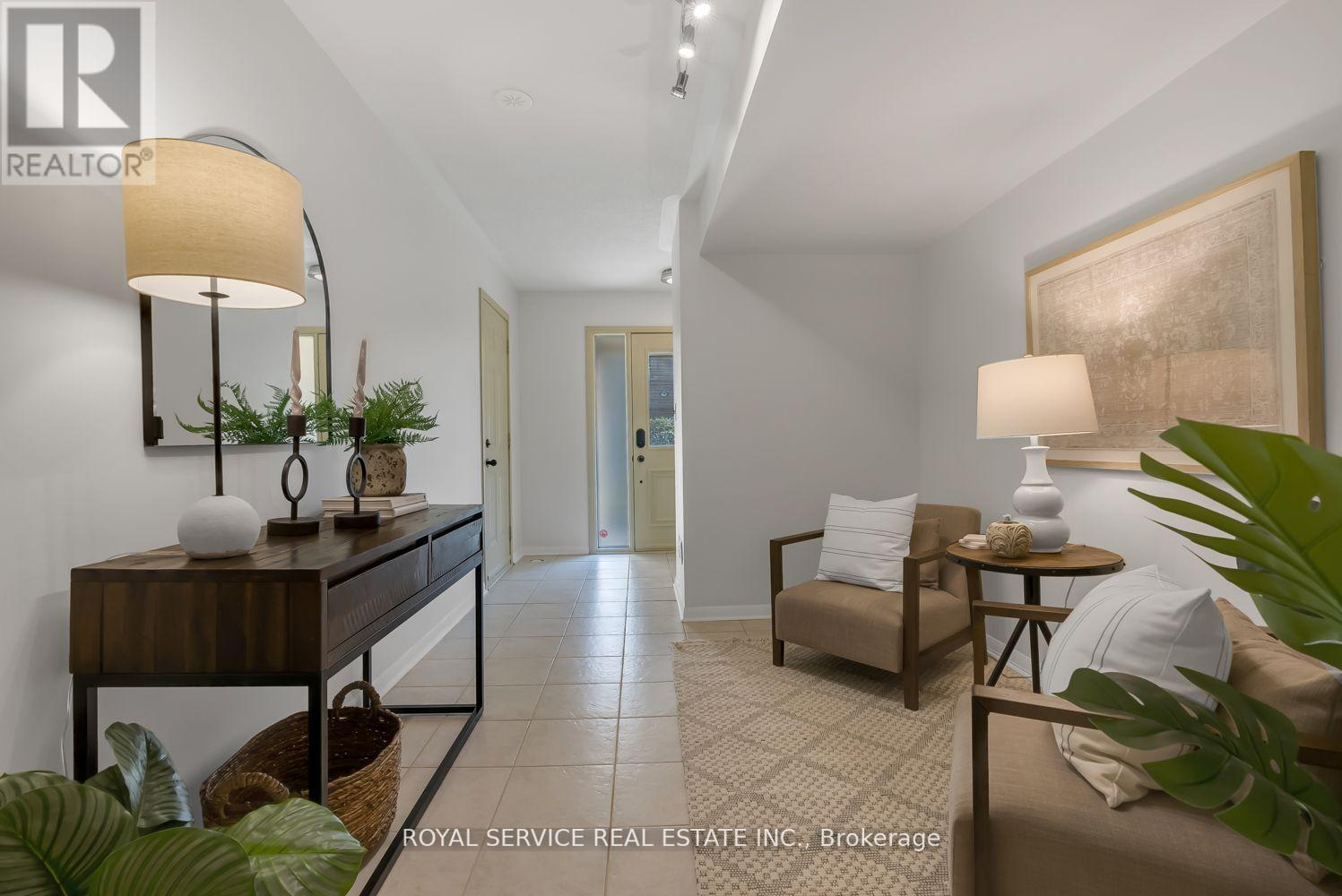 #102 -1250 ST.MARTINS DR, #102
