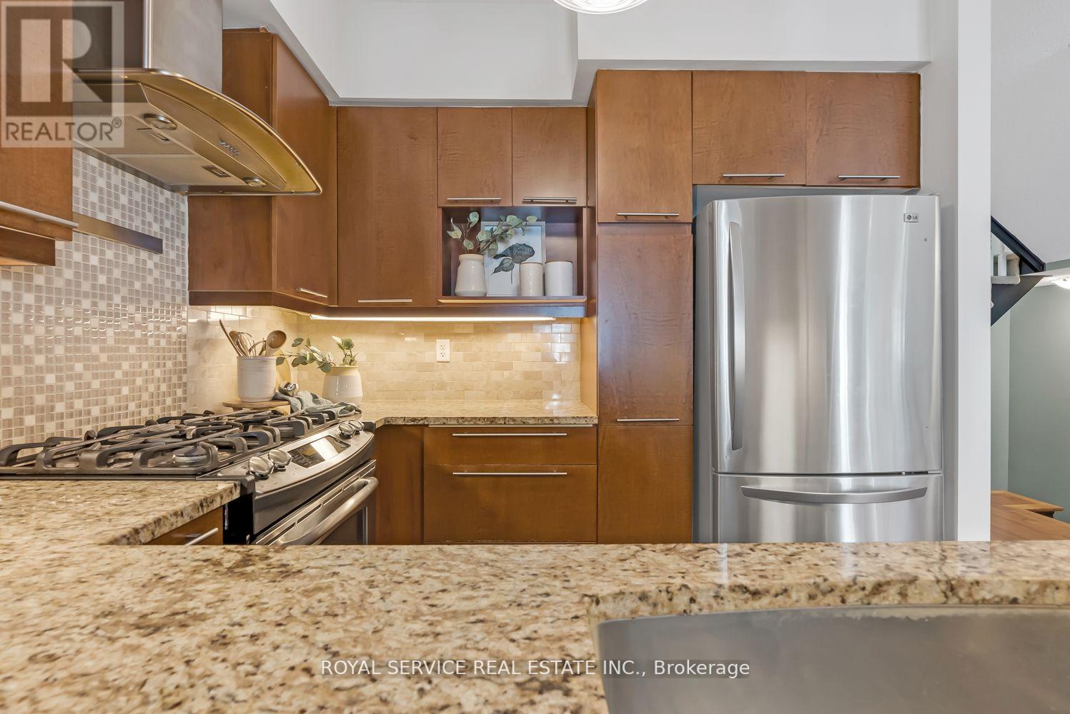 #102 -1250 ST.MARTINS DR, #102