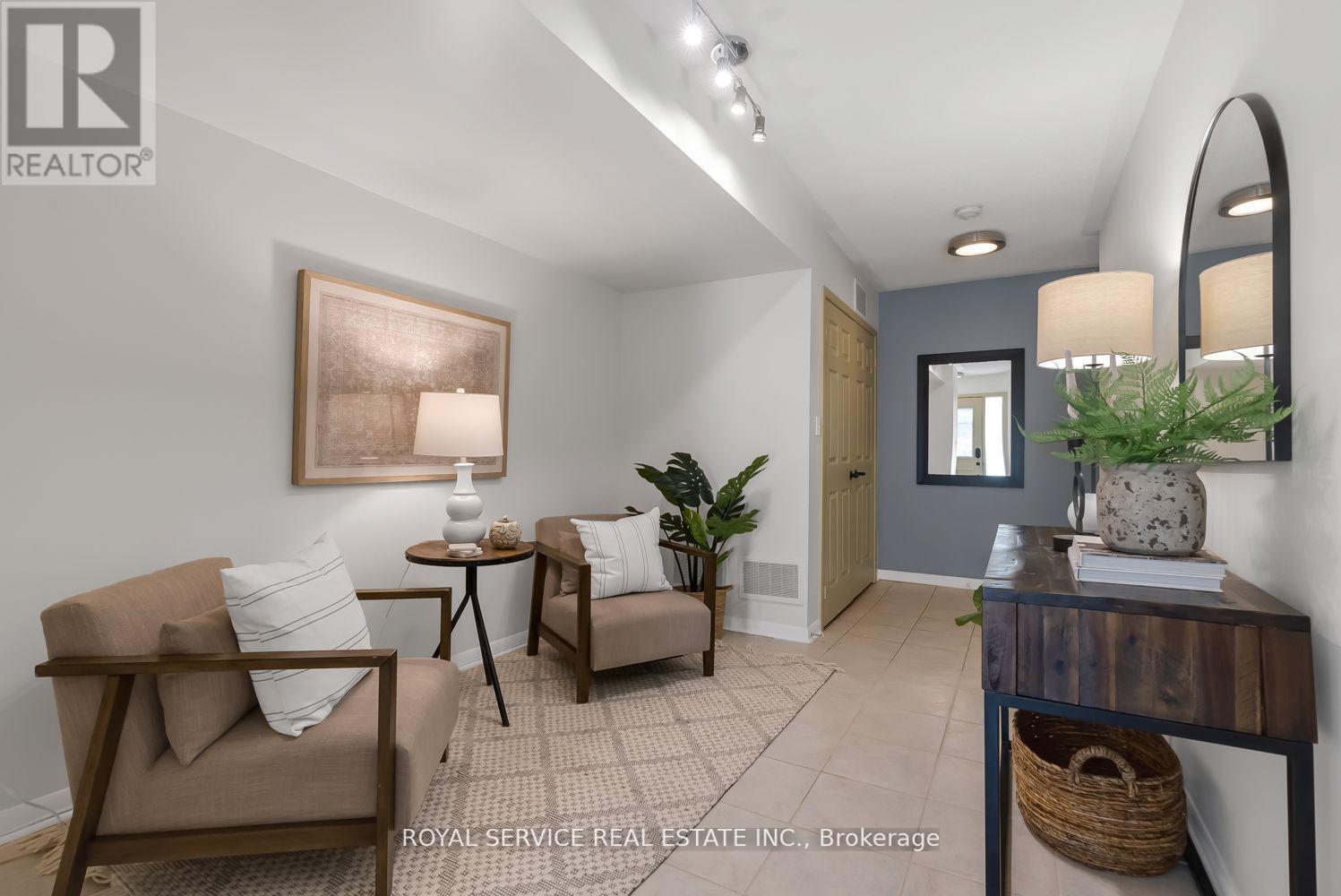 #102 -1250 ST.MARTINS DR, #102