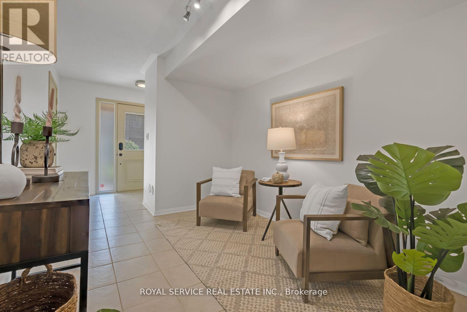 #102 -1250 ST.MARTINS DR, #102