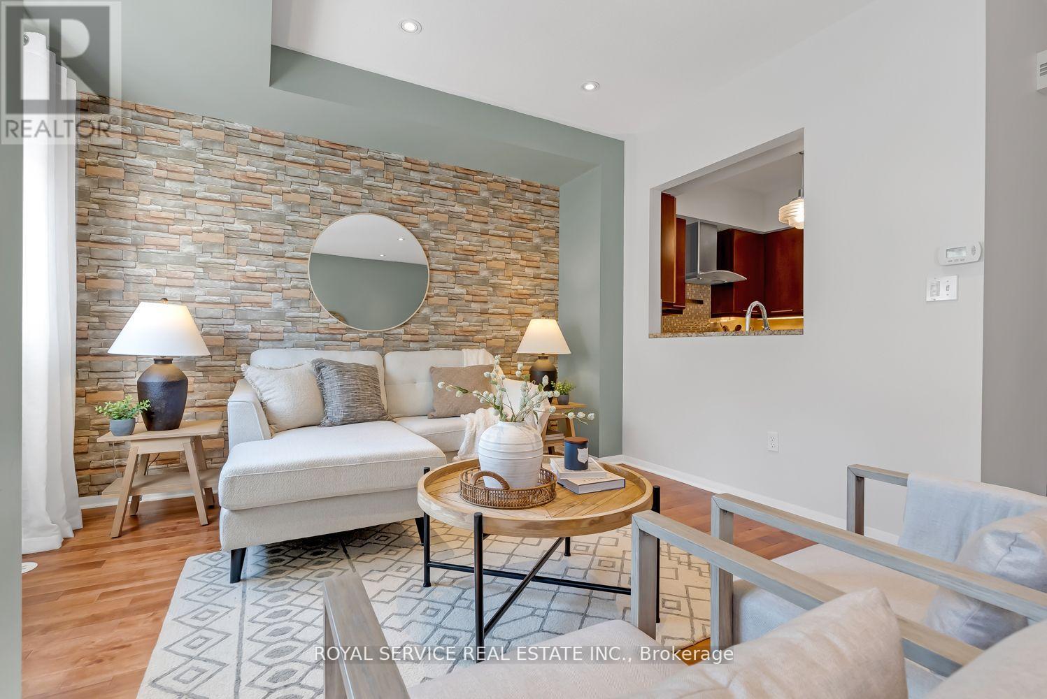 #102 -1250 ST.MARTINS DR, #102