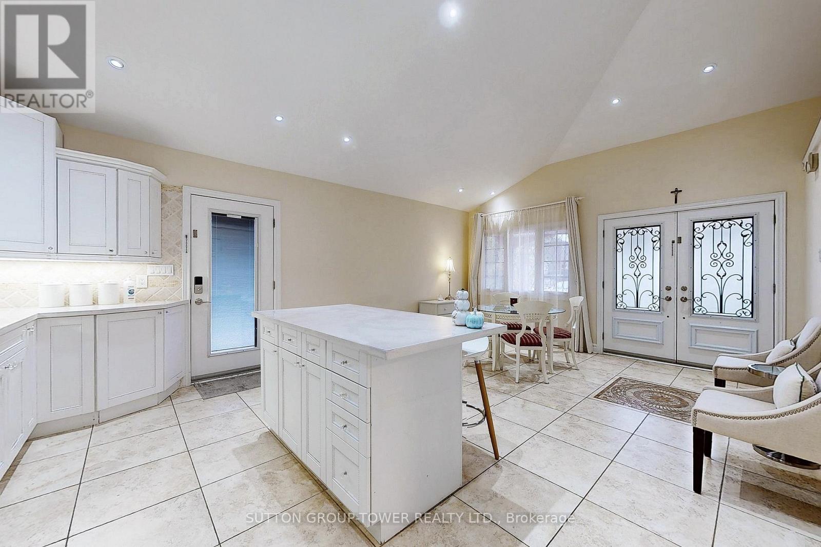 #UPPER -422 SHEPPARD AVE, #Upper