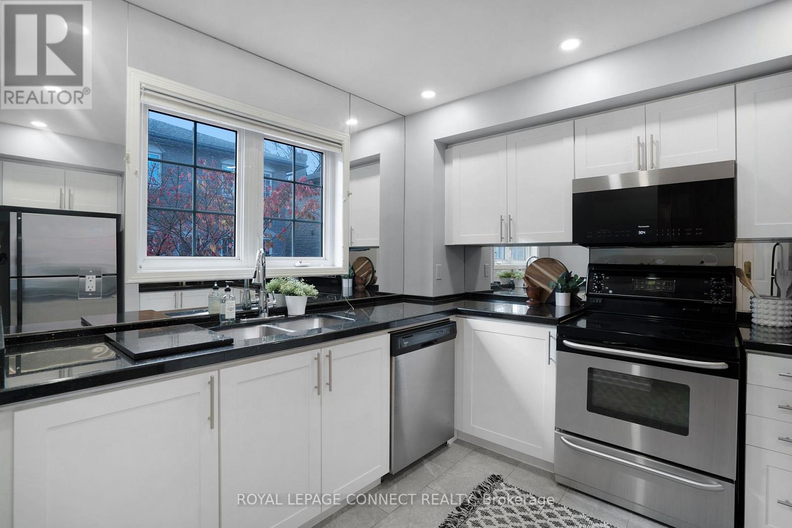 #109 -1995 ROYAL RD, #109
