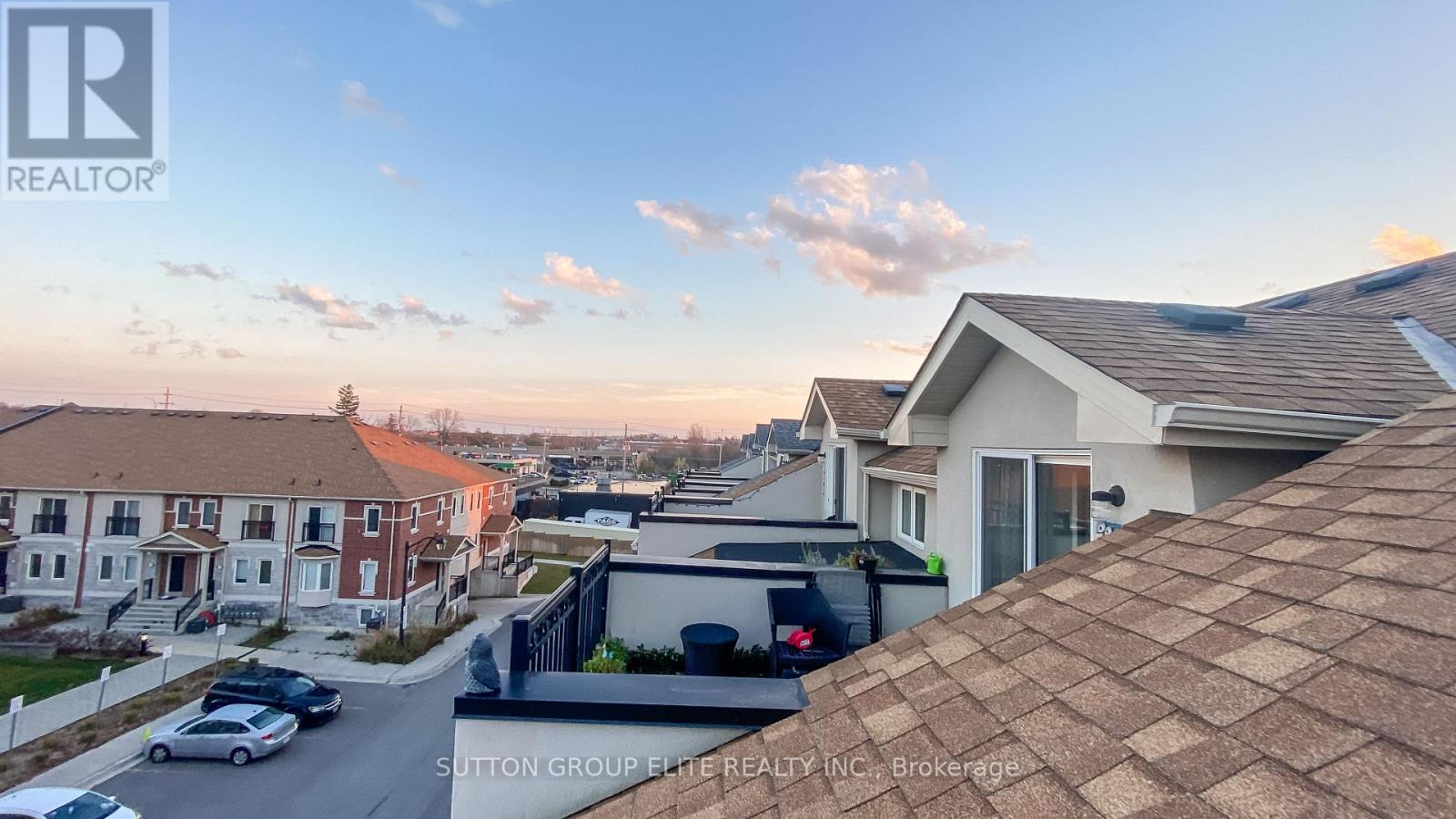 16 DUNSLEY WAY E