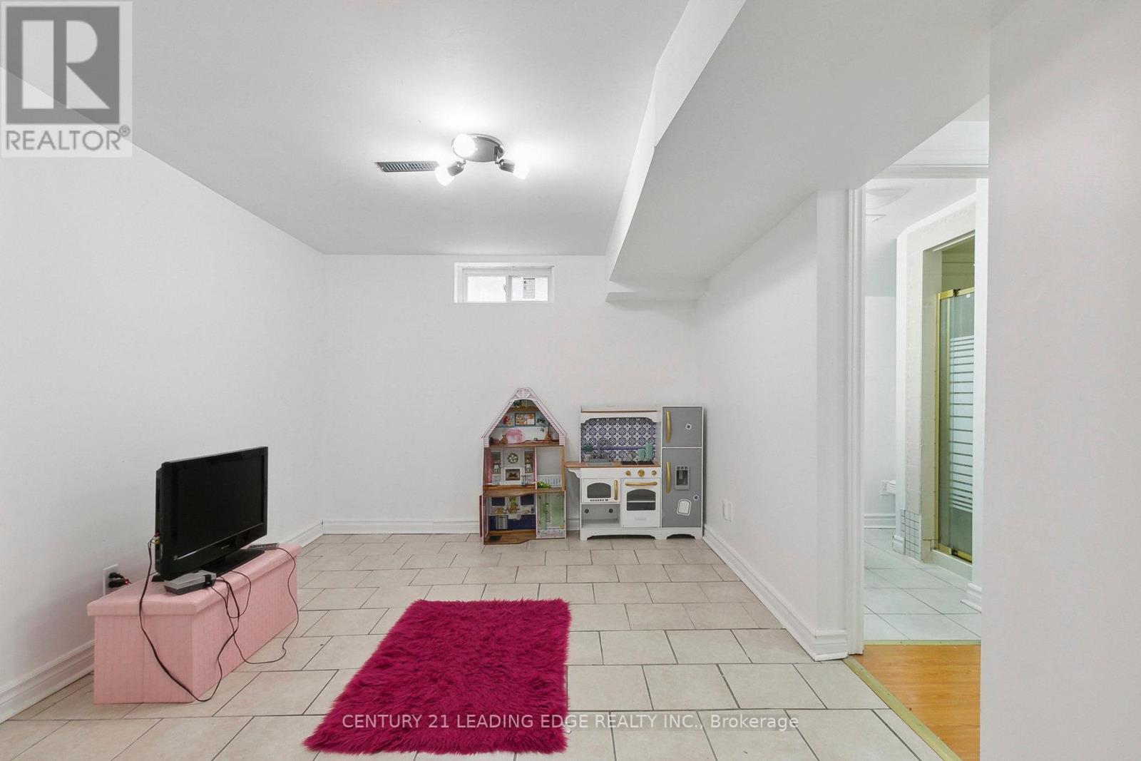 18 CHARLTON CRES