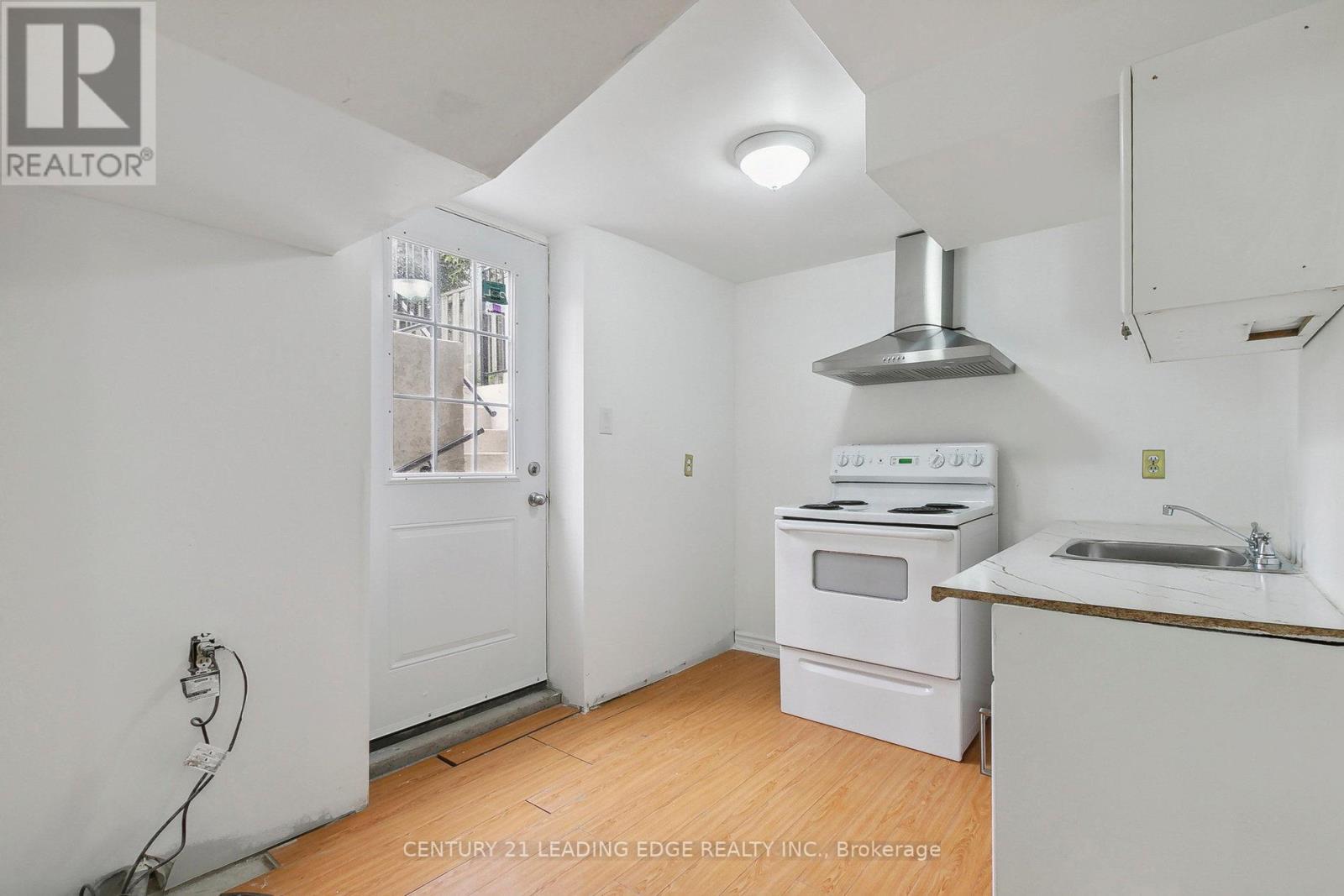 18 CHARLTON CRES