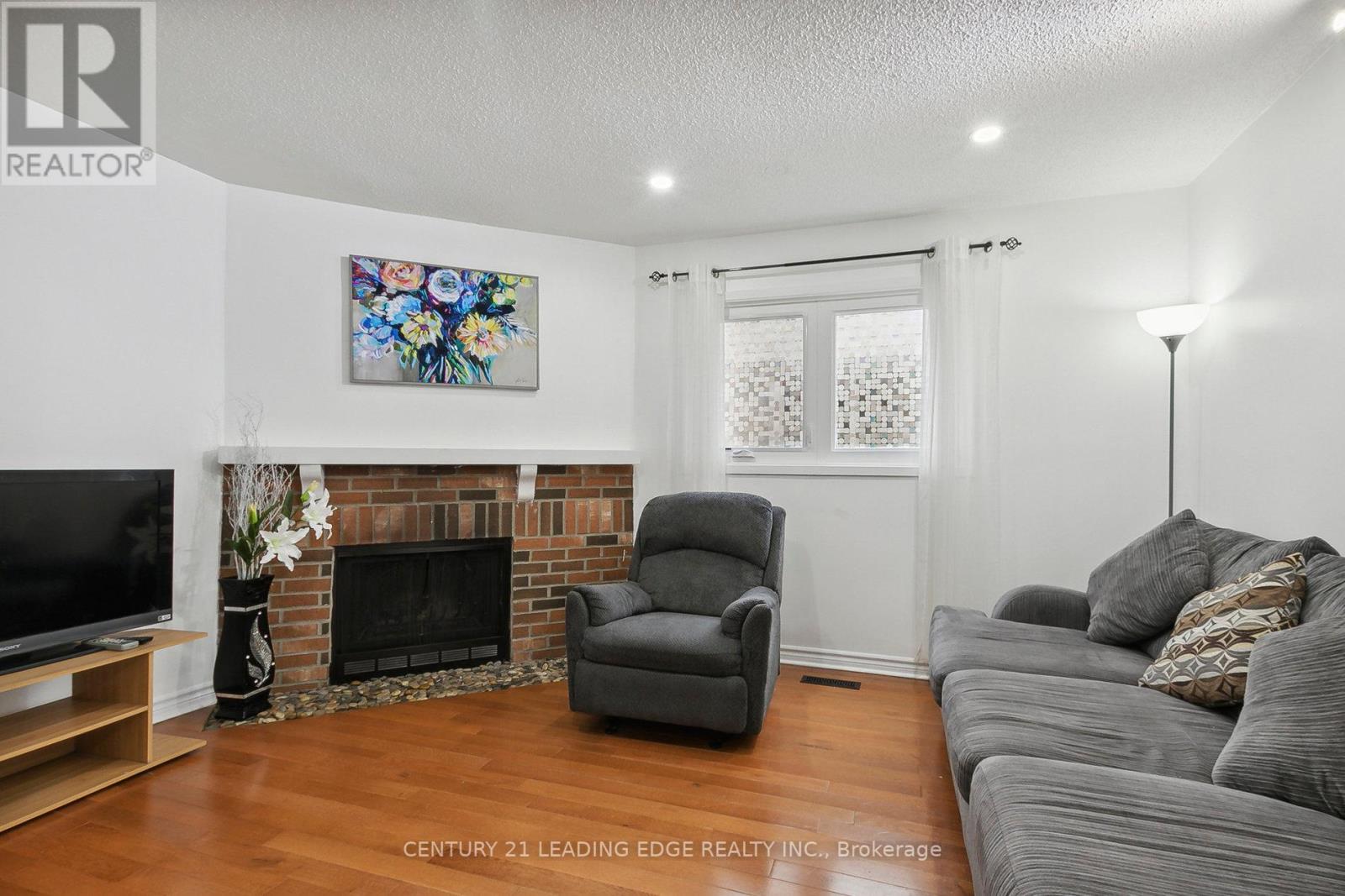 18 CHARLTON CRES