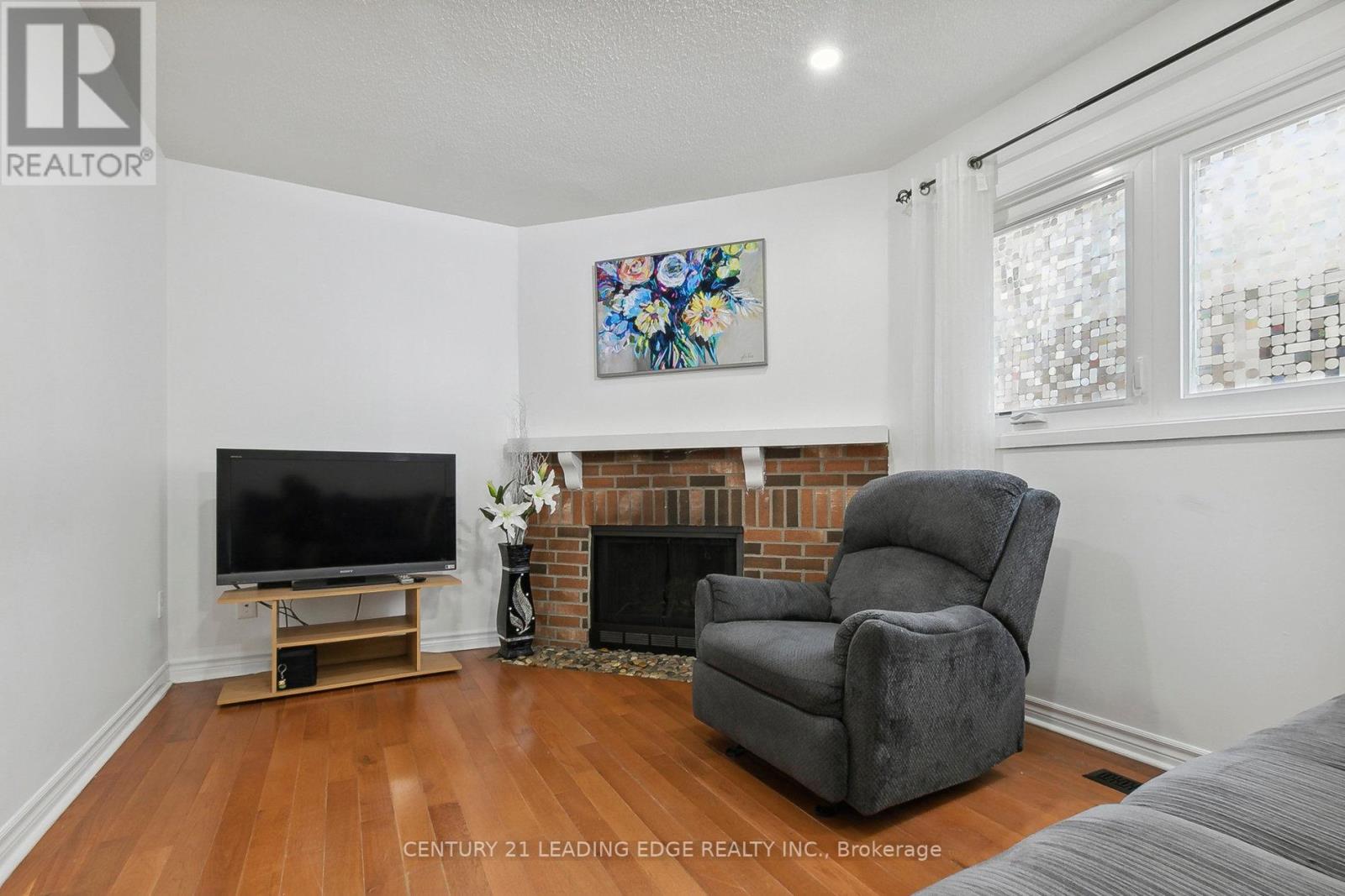 18 CHARLTON CRES