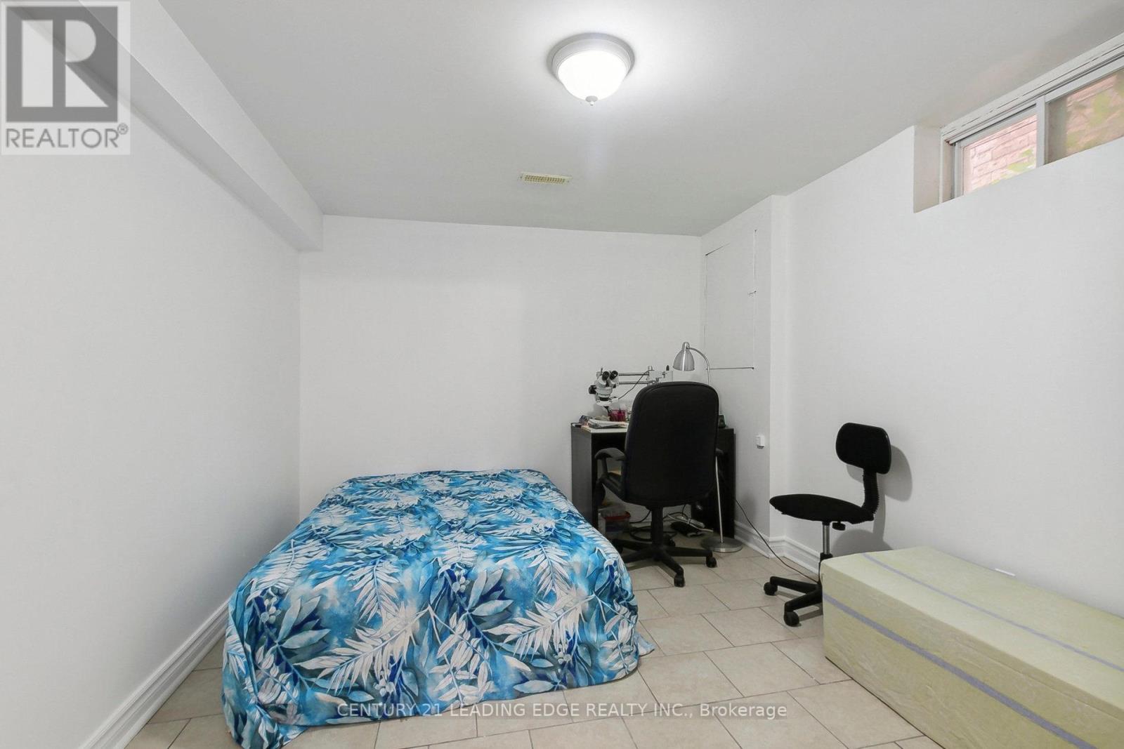 18 CHARLTON CRES