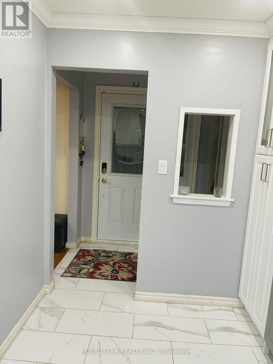 #UPPER -334 LORINDALE DR, #Upper